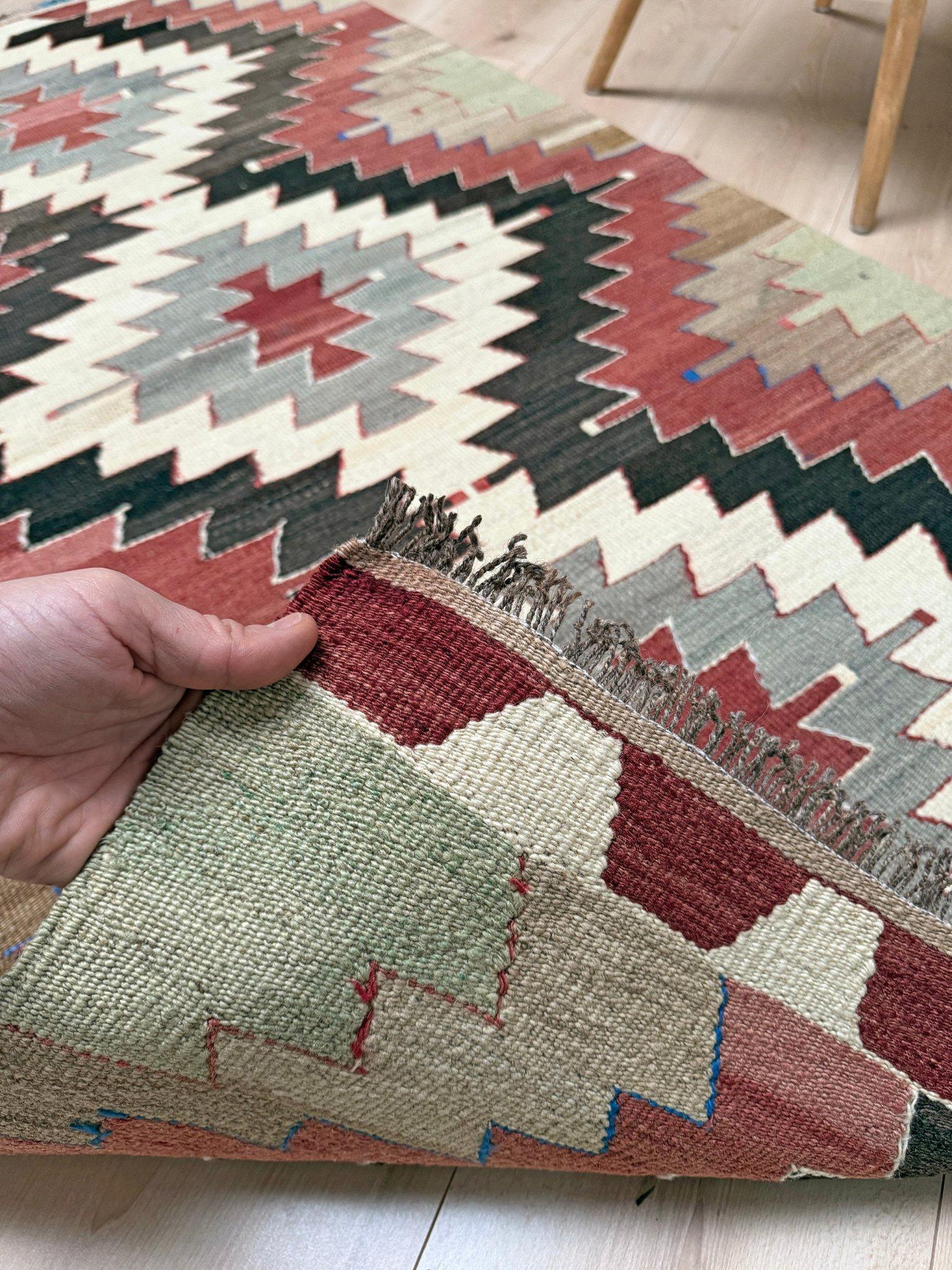 Gedämpfter Mut Kelim - • Türkischer Flachgewebeteppich im Navajo-Stil (3'x5') - • 1970s im Angebot 2