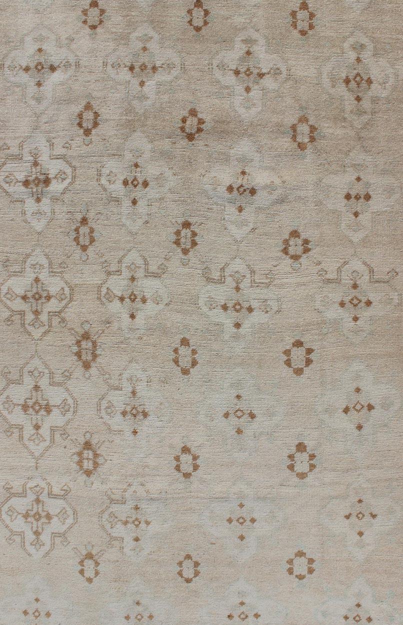 Oushak sourd avec motif tribal sur toute sa surface dans des tons clairs de taupe et de brun en vente 3
