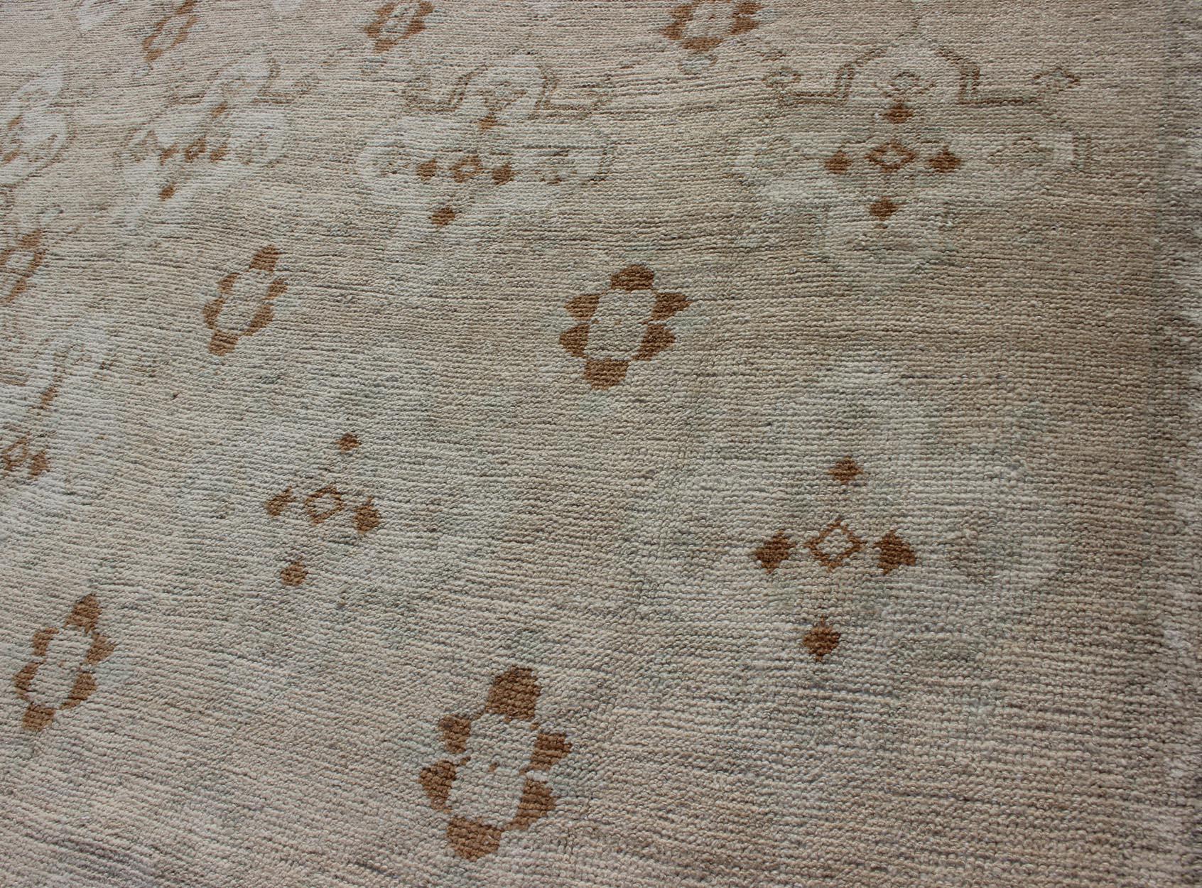 Vintage Turkish Oushak avec fleurs et motifs géométriques, tapis TU-MTU-101, pays d'origine / type : Turquie / Oushak, circa 1940

Ce magnifique tapis Oushak de Turquie est orné de motifs floraux à petite échelle sur toute sa surface. Le motif