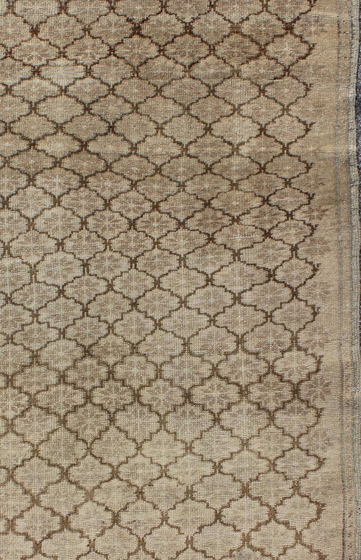 Vintage Turkish Oushak with geometric motifs, Keivan Woven Arts / tapis TU-TRS-95018, pays d'origine / type : Turquie / Oushak, circa 1940

Ce magnifique tapis Oushak de Turquie est orné de motifs à petite échelle sur toute sa surface. Le dessin