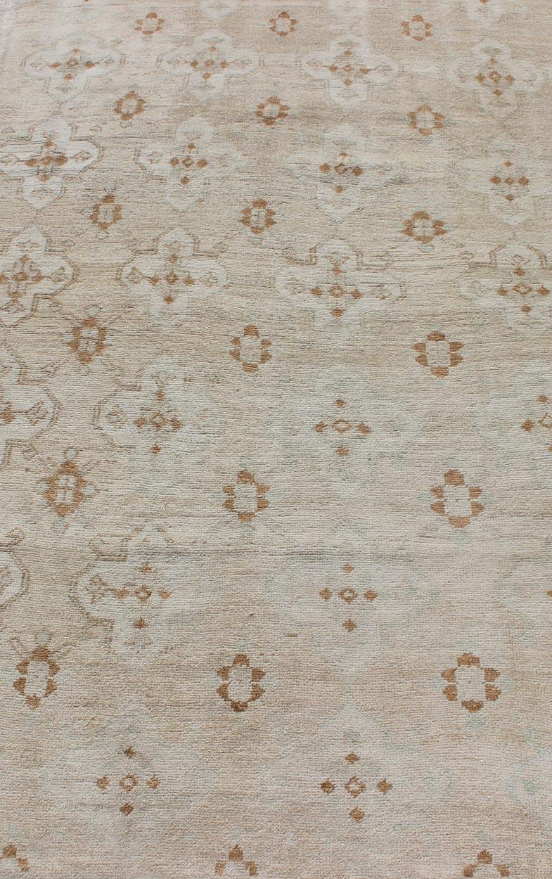 Turc Oushak sourd avec motif tribal sur toute sa surface dans des tons clairs de taupe et de brun en vente