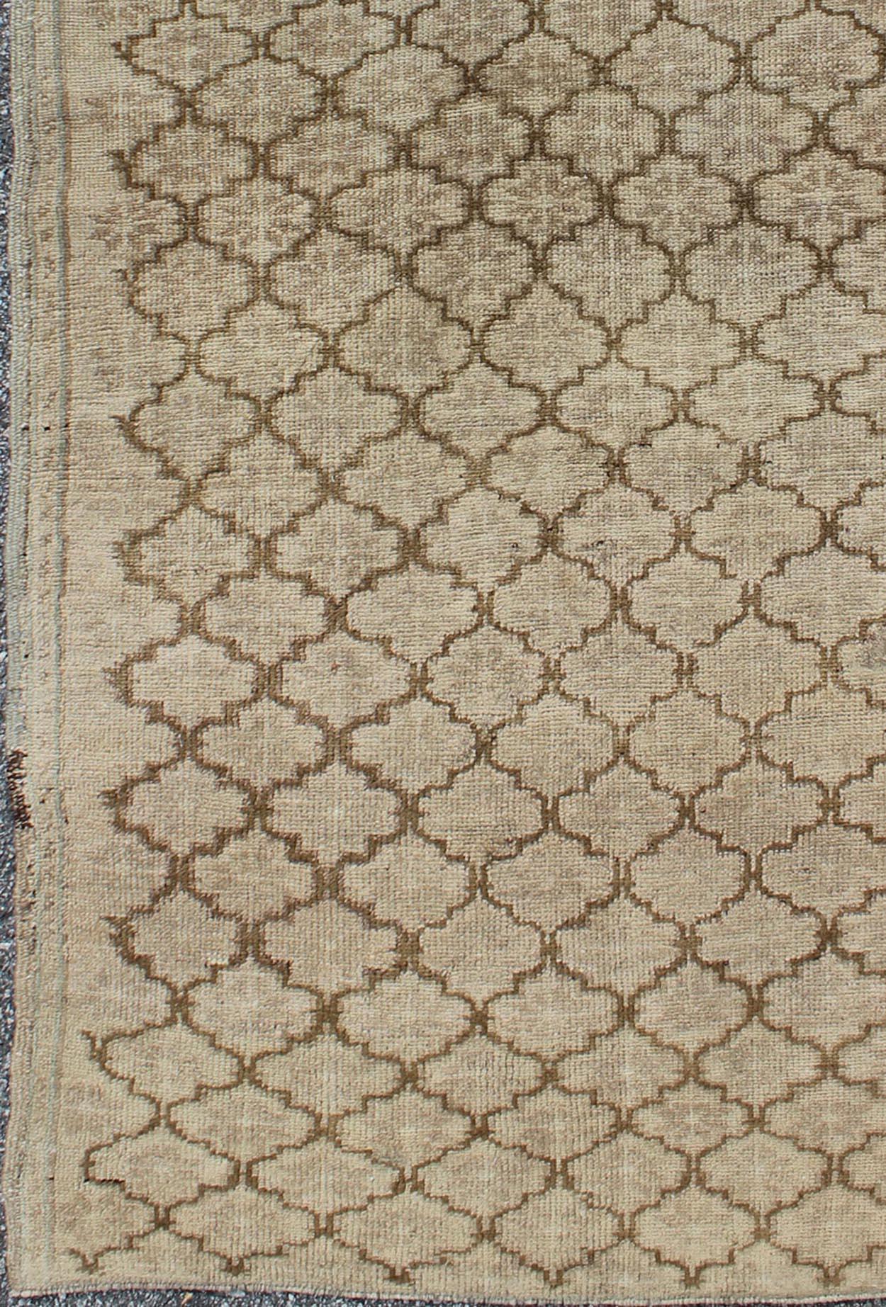 Turc Oushak sourd avec motif tribal sur toute sa surface dans des tons clairs de taupe et de brun en vente