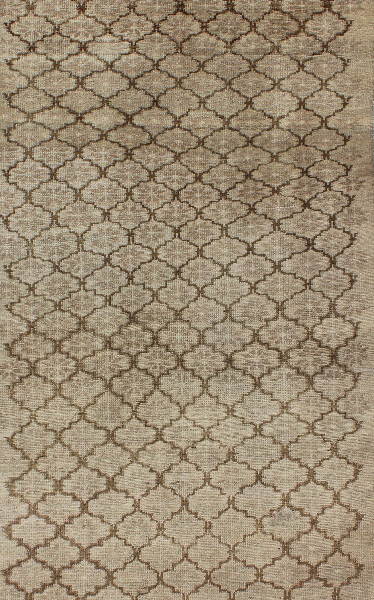 Noué à la main Oushak sourd avec motif tribal sur toute sa surface dans des tons clairs de taupe et de brun en vente