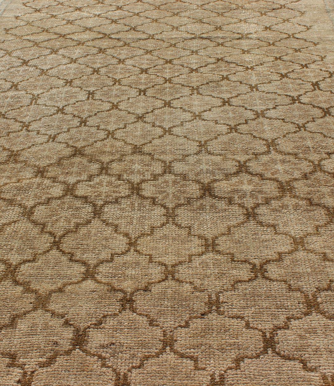 20ième siècle Oushak sourd avec motif tribal sur toute sa surface dans des tons clairs de taupe et de brun en vente