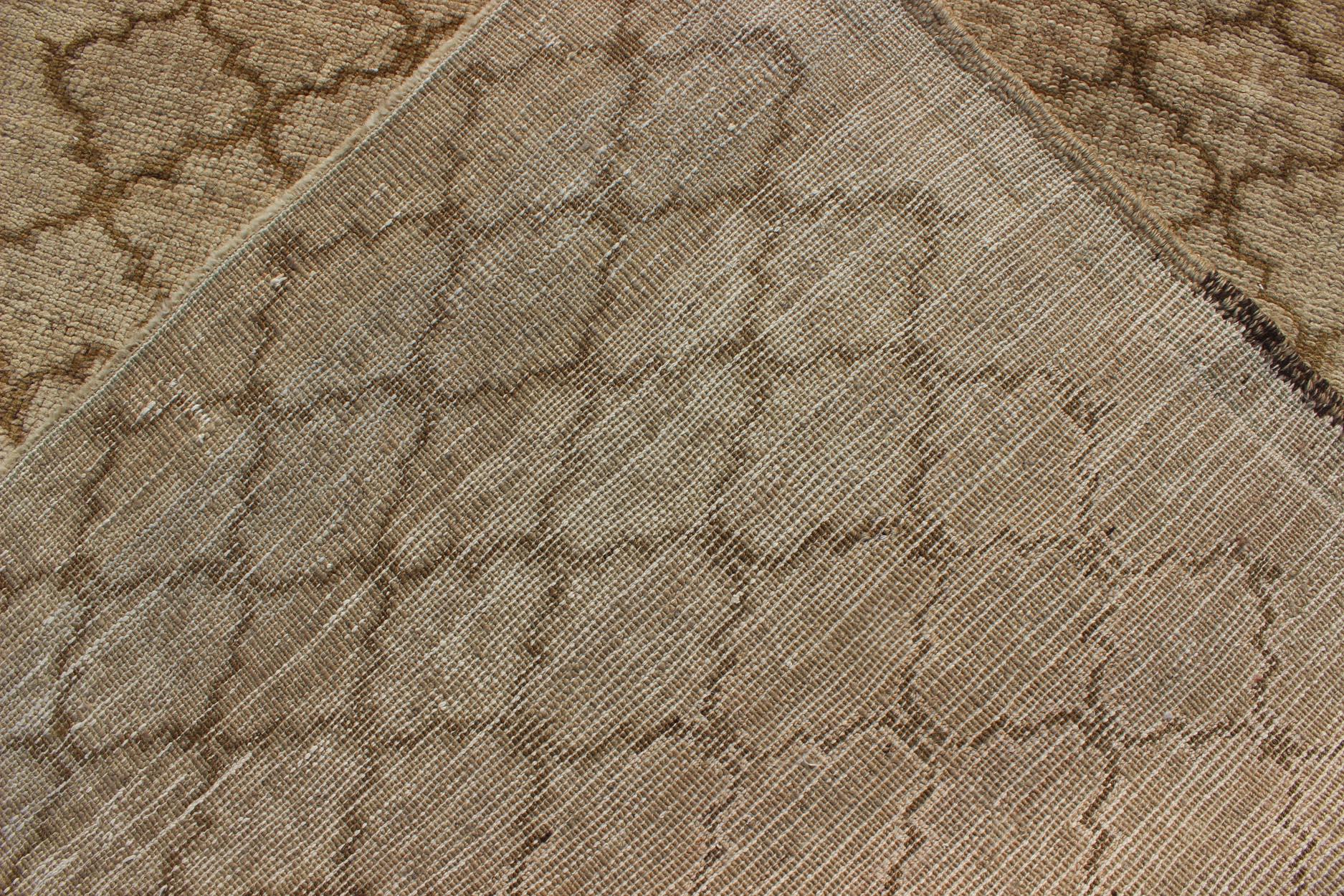 Laine Oushak sourd avec motif tribal sur toute sa surface dans des tons clairs de taupe et de brun en vente