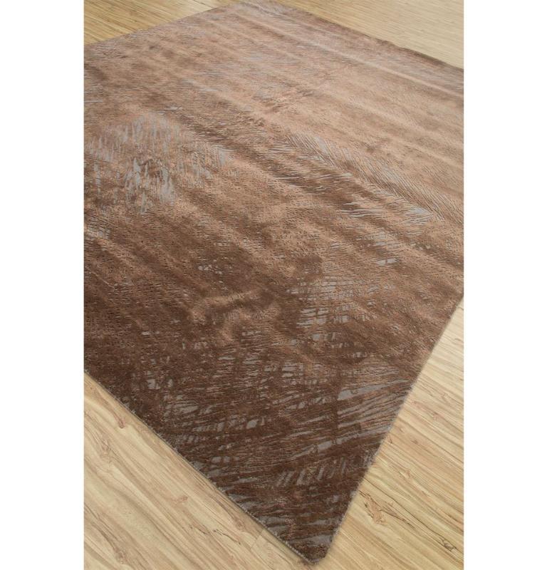 Embracing the artistry of imperfection, this modern masterpiece by seamlessly blends unpolished yarn knots, hand-knotted in rural India, into a mesmerizing tapestry. The design gracefully straddles the delicate line between hand and machine,
