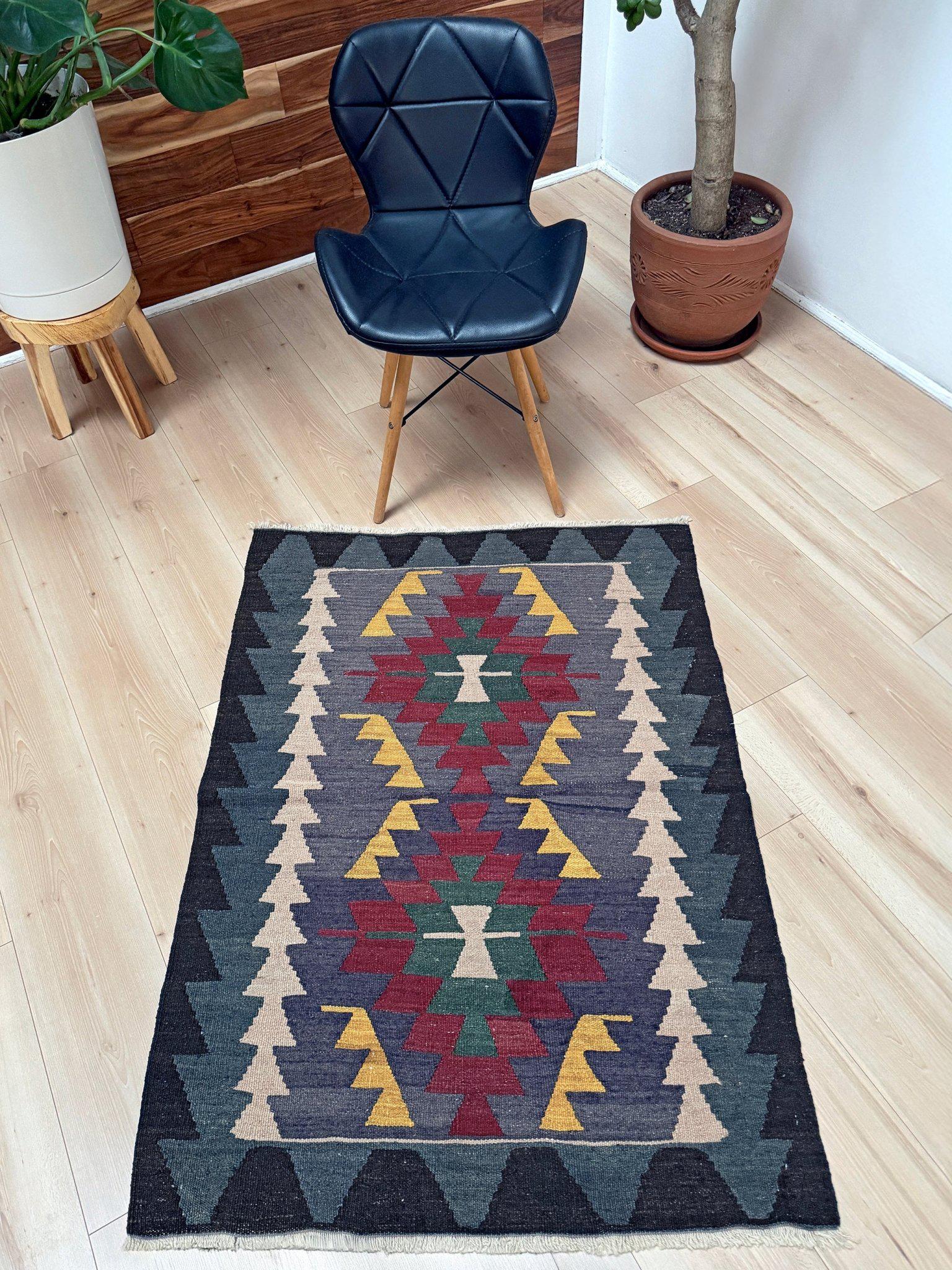 Turco Kilim turco viola attenuato - Tappeto Tribal Art a trama piatta (3′×4′) - 1960s in vendita