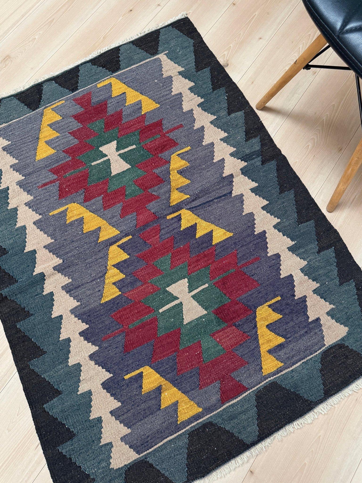 Kilim turco viola attenuato - Tappeto Tribal Art a trama piatta (3′×4′) - 1960s In condizioni buone in vendita a Burlingame, CA