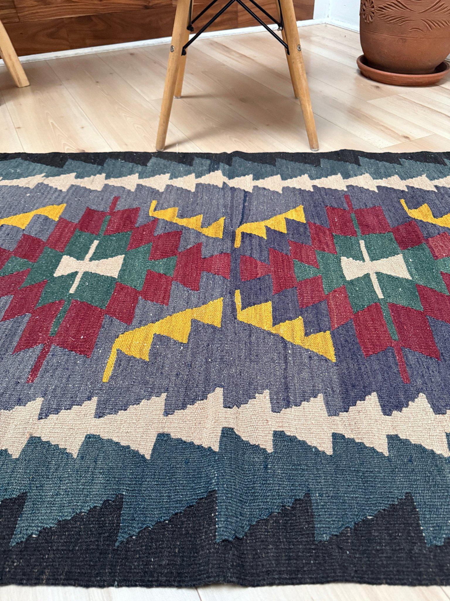 Metà XX secolo Kilim turco viola attenuato - Tappeto Tribal Art a trama piatta (3′×4′) - 1960s in vendita