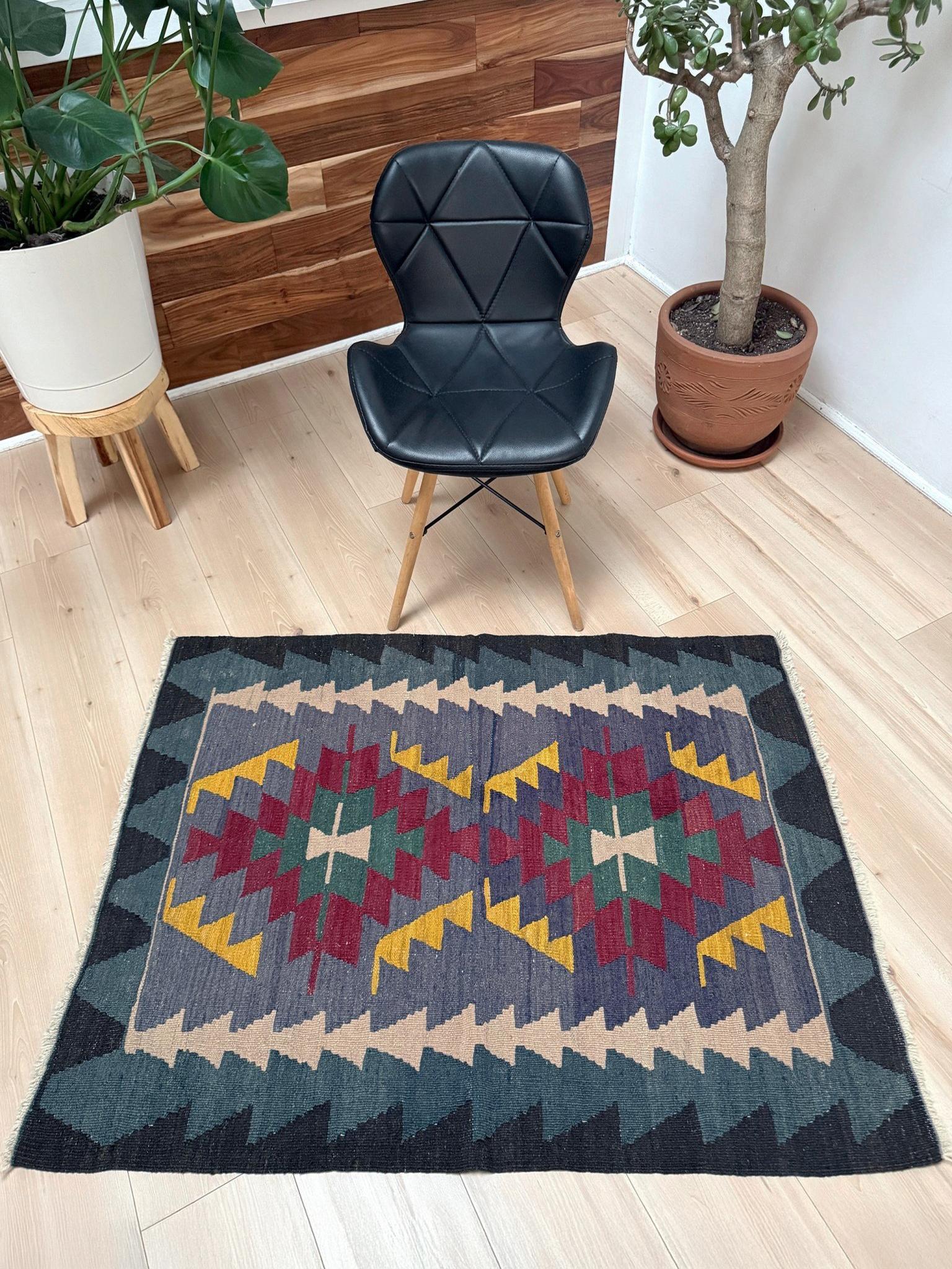 Tessuto a mano Kilim turco viola attenuato - Tappeto Tribal Art a trama piatta (3′×4′) - 1960s in vendita