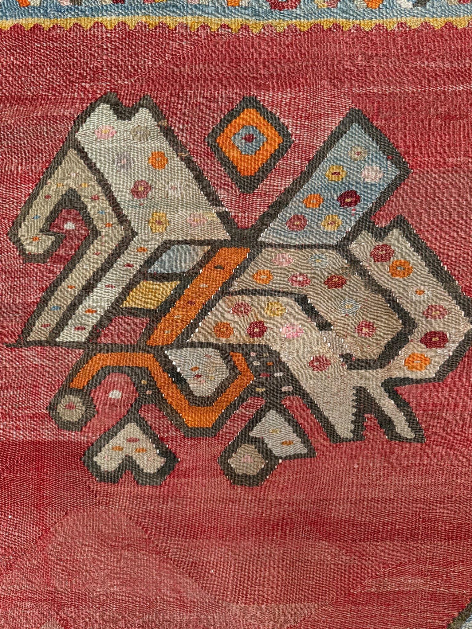 Il suo kilim Oushak del 1920 si distingue per il suo ricco patrimonio anatolico e il suo fascino sofisticato. Tessuta interamente a mano nella Turchia occidentale, presenta l'amato motivo Elibelinde - un simbolo secolare di grazia e fertilità -