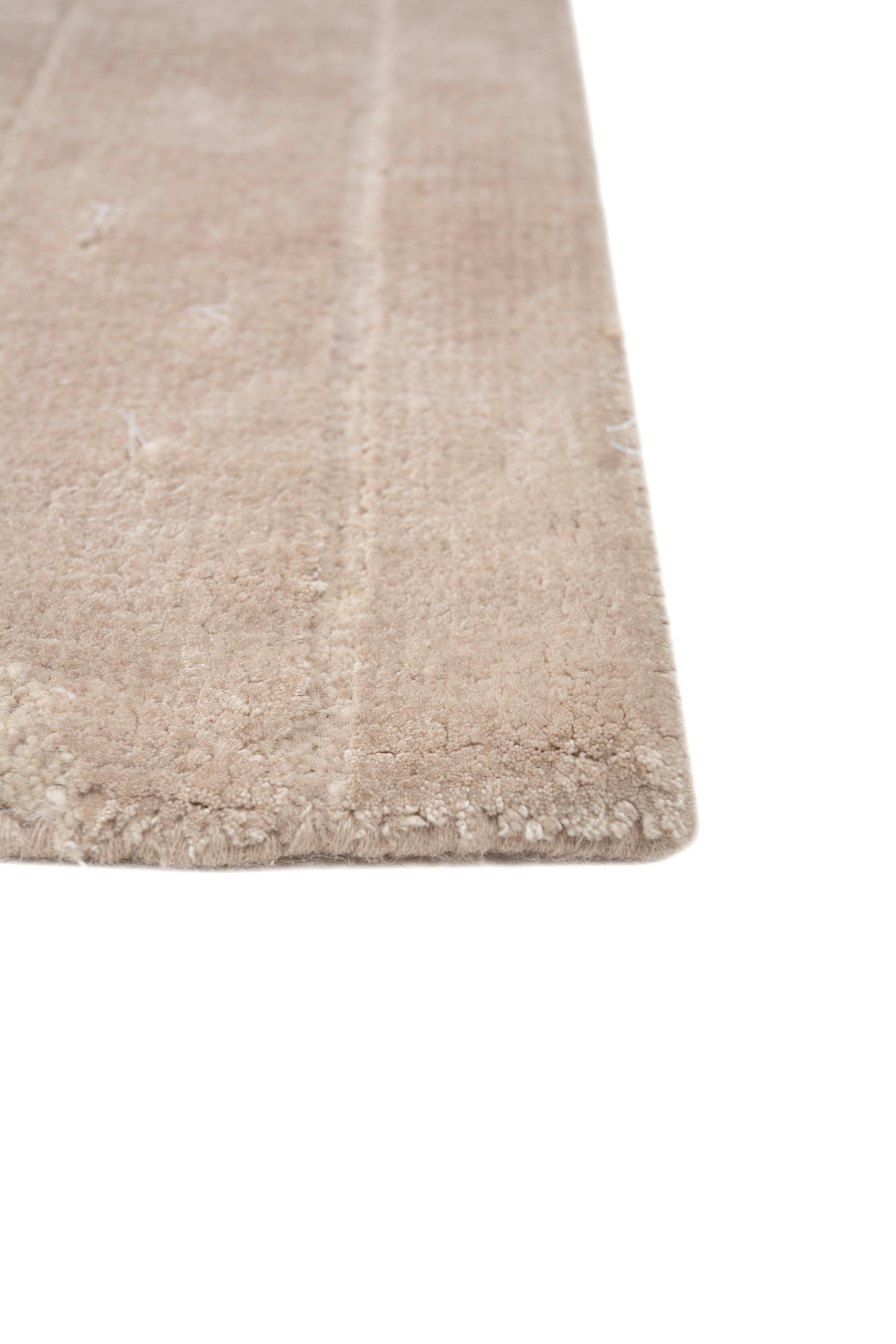 Si no has experimentado el poder transformador de una paleta tono sobre tono en tu decoración, deberías introducir esta maravilla moderna  - un lienzo blanco antiguo combinado con un borde de café claro, para elevar instantáneamente cualquier