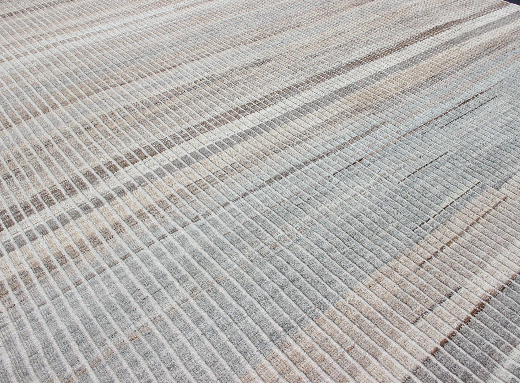 Tappeto moderno casual di colore grigio e taupe attenuato con combinazione di Rug & Kilim in vendita 6