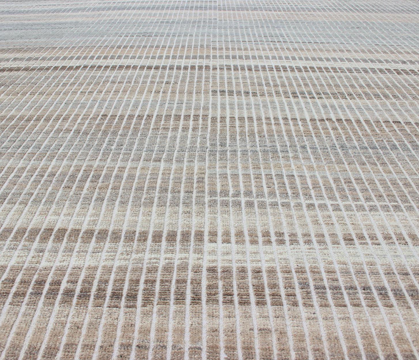Tappeto moderno casual di colore grigio e taupe attenuato con combinazione di Rug & Kilim in vendita 1