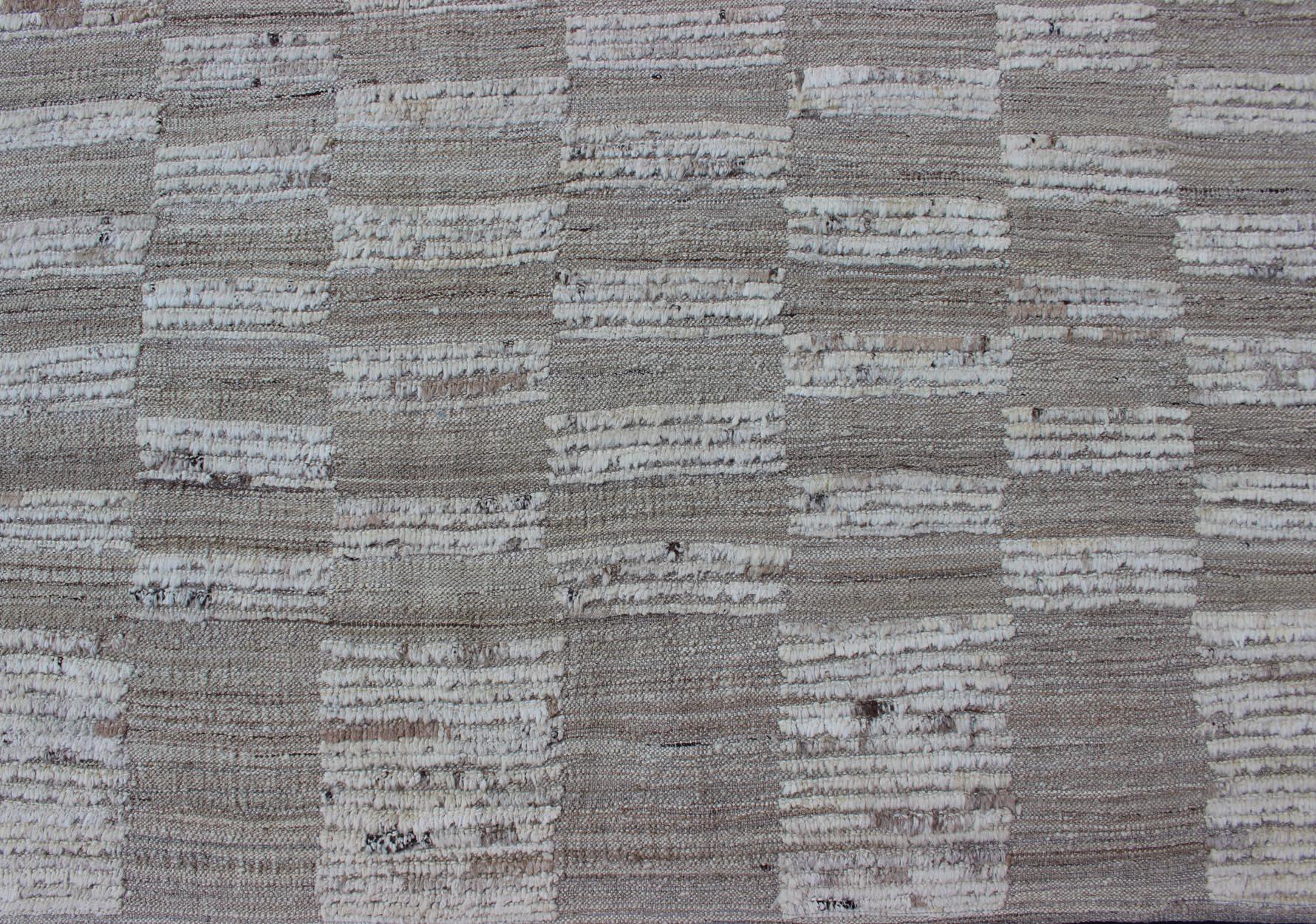 Tappeto moderno casual di colore grigio e taupe attenuato con una combinazione di texture Kilim e a pelo. in vendita 2
