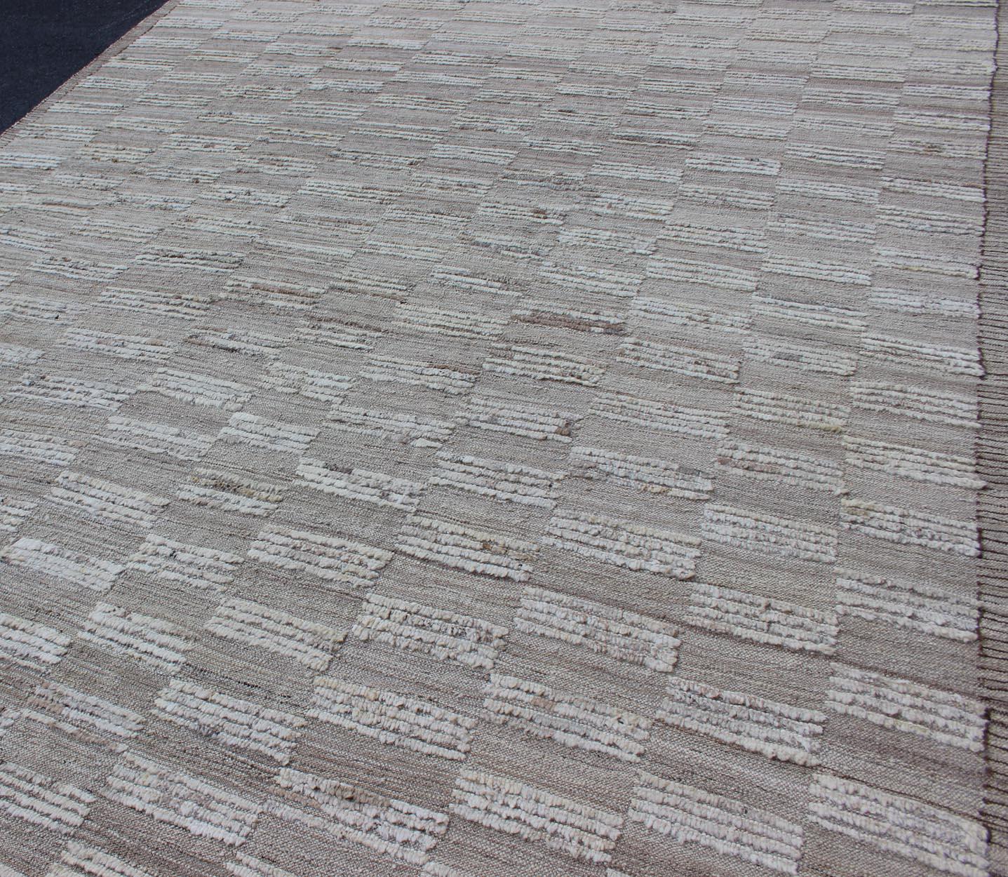 Tappeto moderno casual di colore grigio e taupe attenuato con una combinazione di texture Kilim e a pelo. in vendita 3