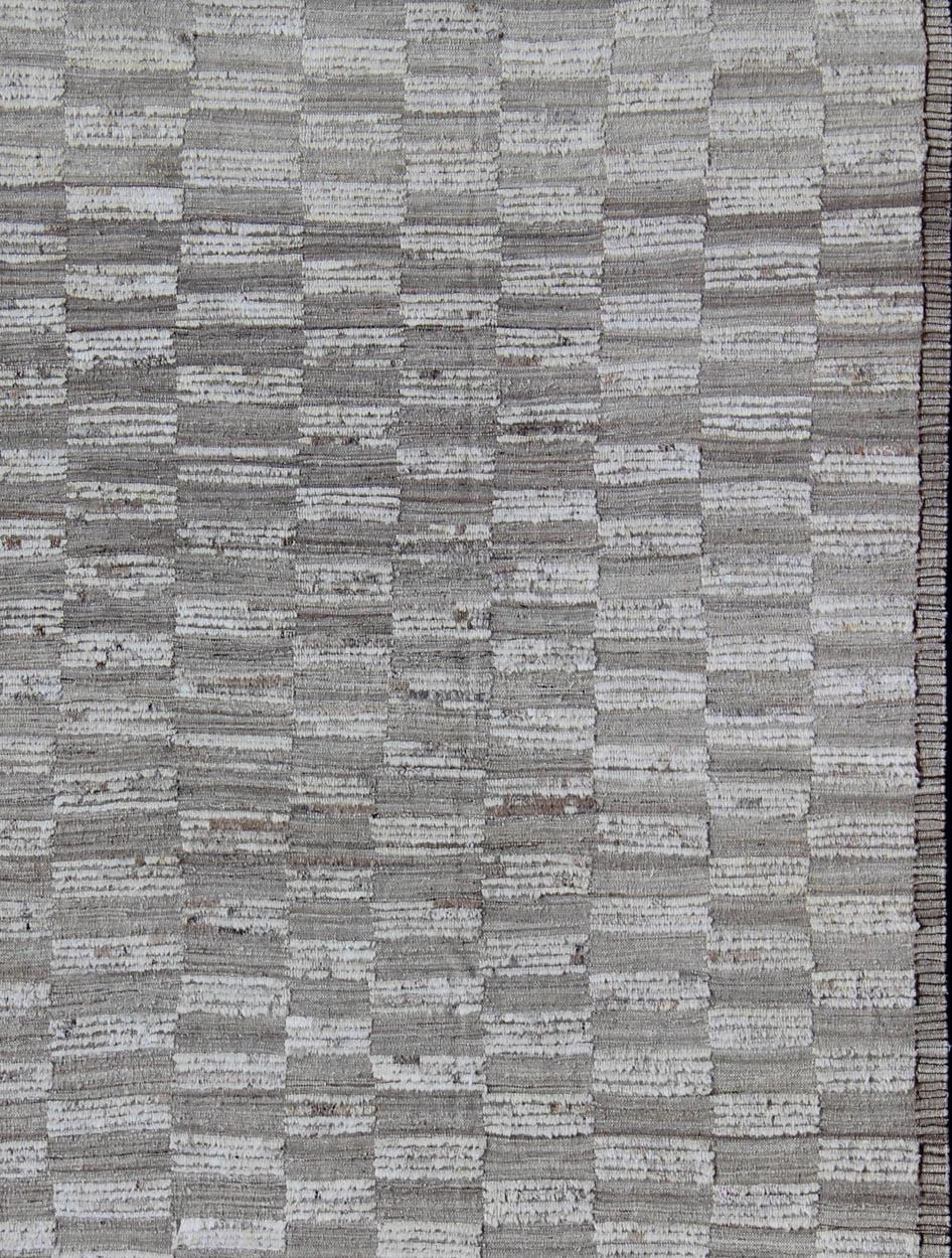 Tappeto moderno con disegno a scacchiera in color tortora, Rug & Kilim, AFG-29065, paese d'origine/tipo: Afghanistan / Kilim, condizione: nuovo

Questo nuovissimo tappeto è caratterizzato da un moderno design a scacchiera e da una combinazione di