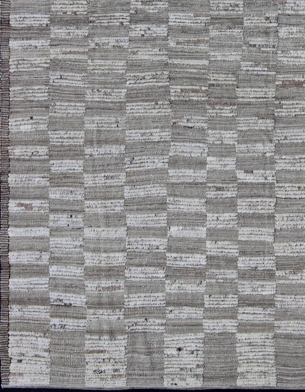 Moderno Tappeto moderno casual di colore grigio e taupe attenuato con una combinazione di texture Kilim e a pelo. in vendita