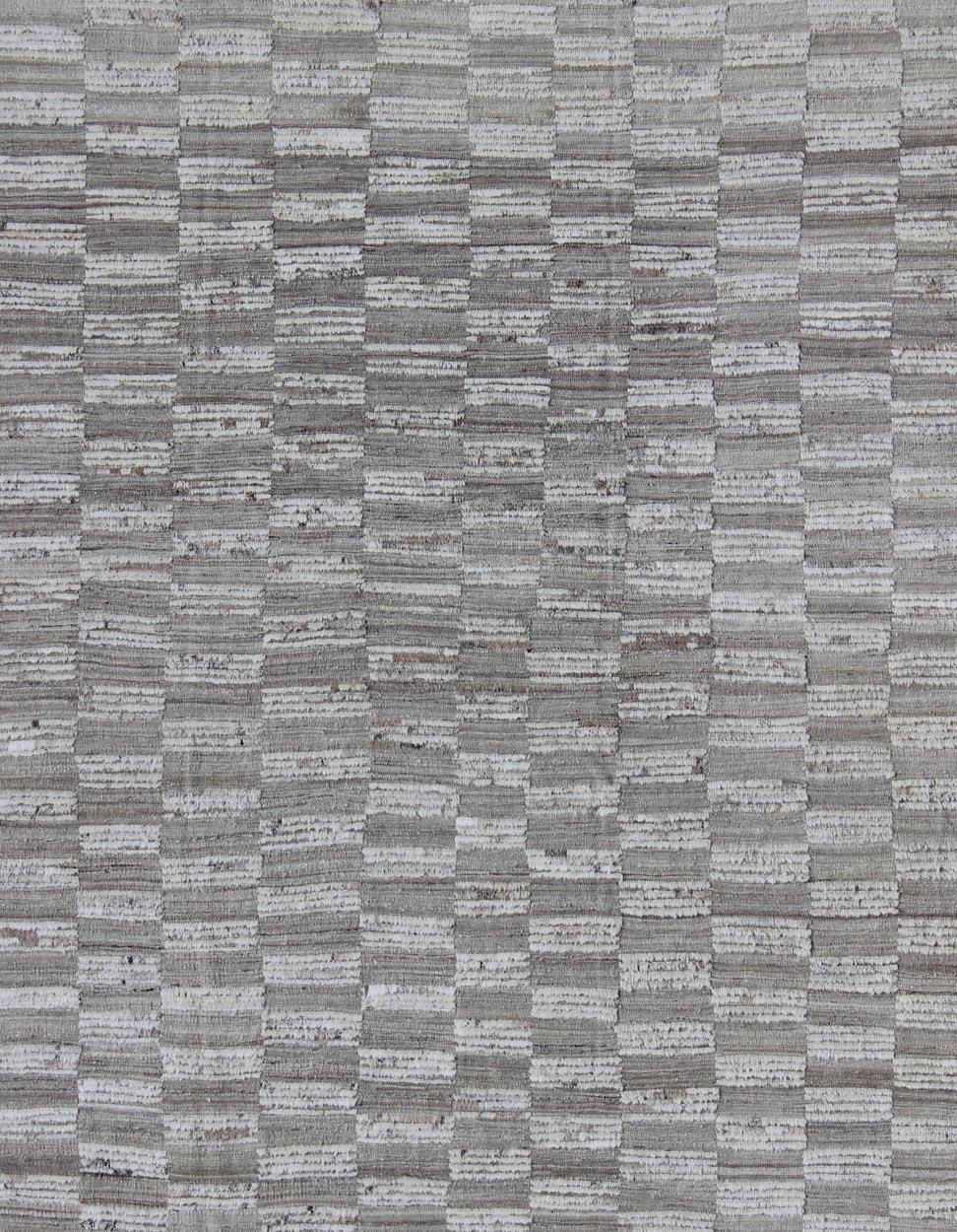 Afghano Tappeto moderno casual di colore grigio e taupe attenuato con una combinazione di texture Kilim e a pelo. in vendita