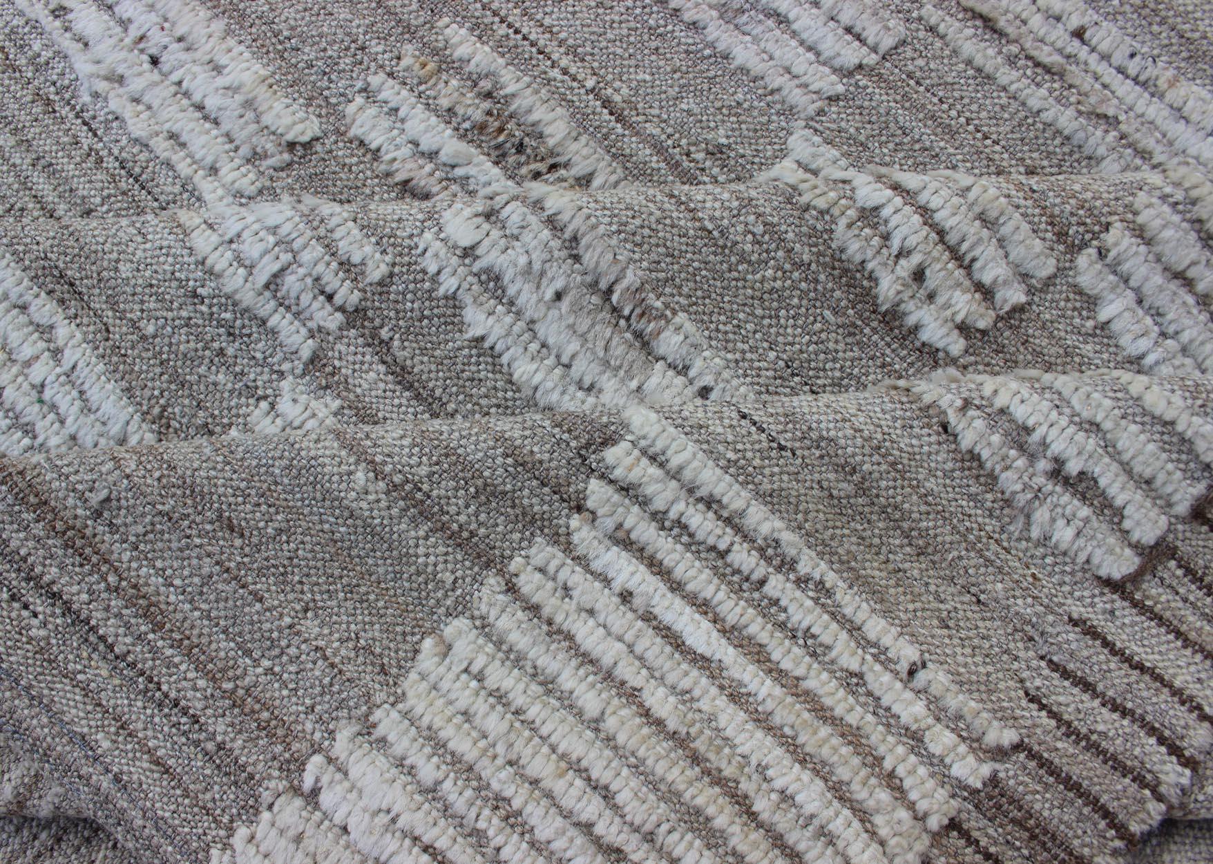 Annodato a mano Tappeto moderno casual di colore grigio e taupe attenuato con una combinazione di texture Kilim e a pelo. in vendita