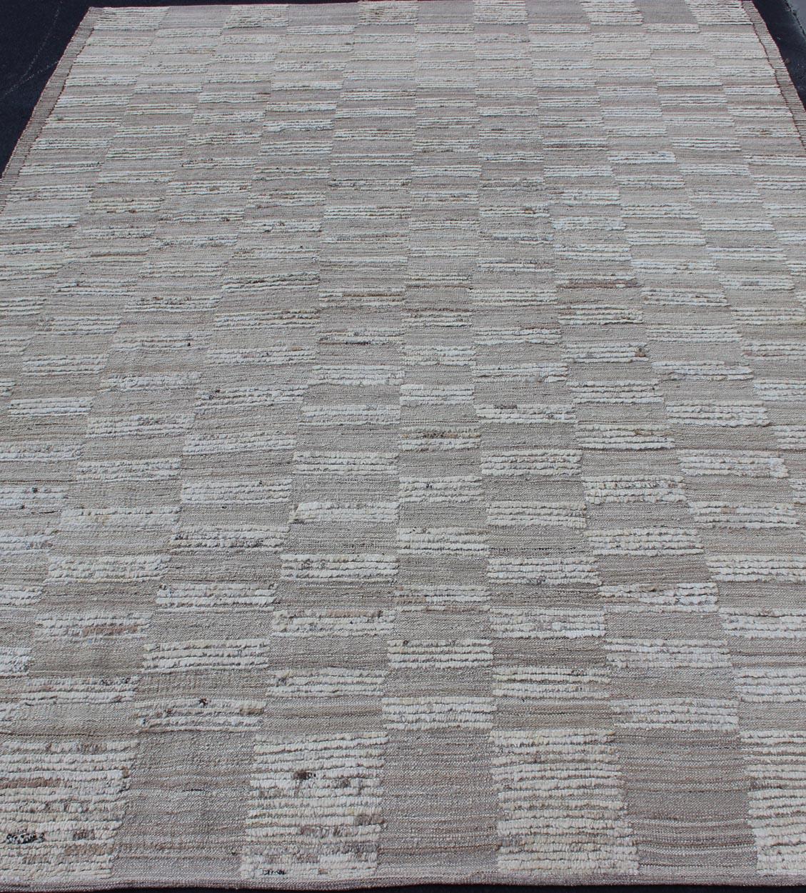 Tappeto moderno casual di colore grigio e taupe attenuato con una combinazione di texture Kilim e a pelo. In condizioni ottime in vendita a Atlanta, GA