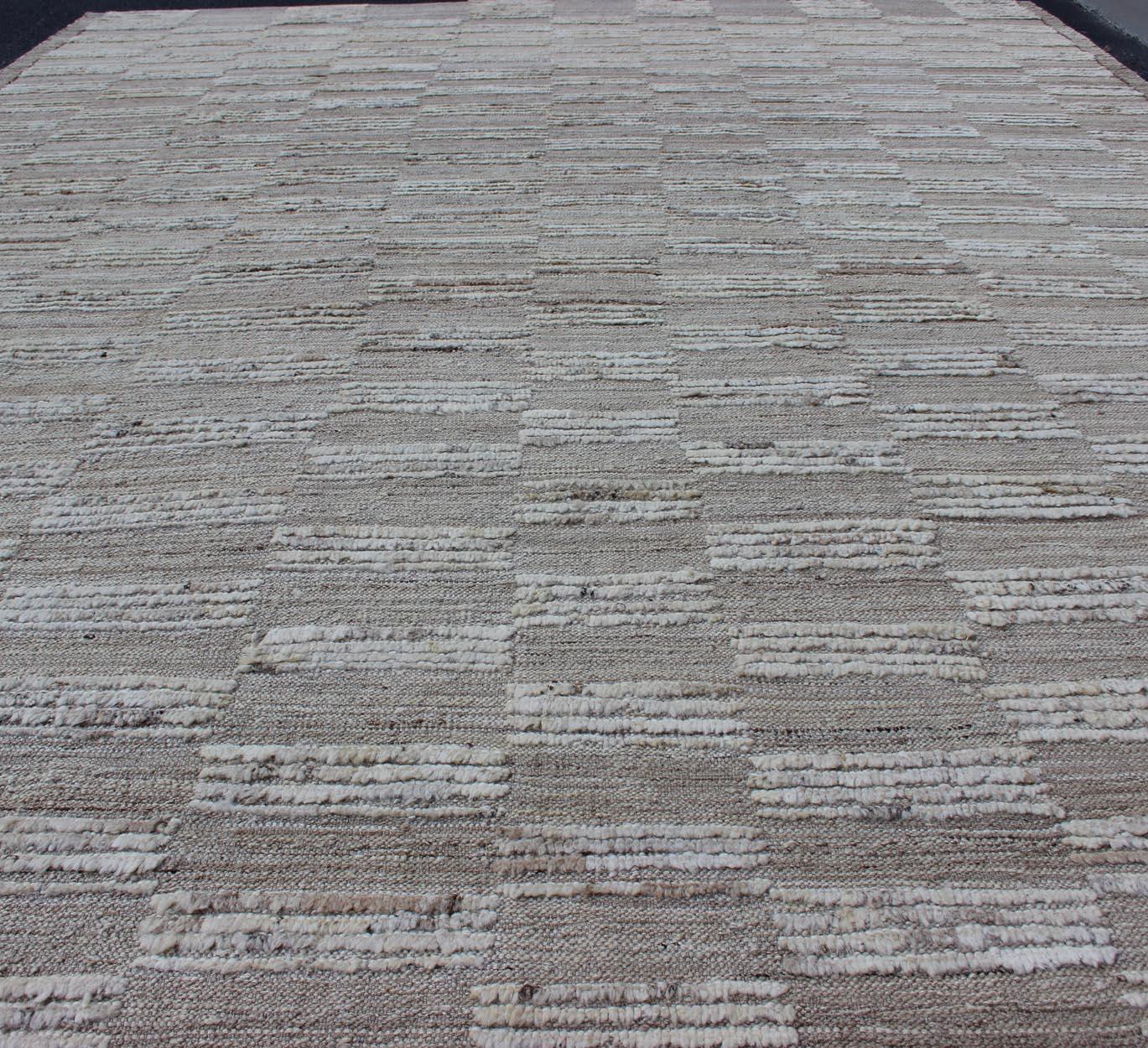 XXI secolo e contemporaneo Tappeto moderno casual di colore grigio e taupe attenuato con una combinazione di texture Kilim e a pelo. in vendita