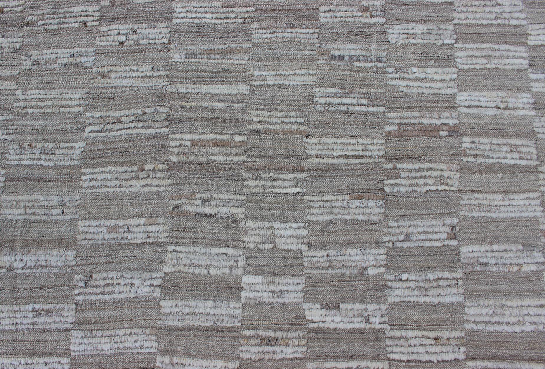 Lana Tappeto moderno casual di colore grigio e taupe attenuato con una combinazione di texture Kilim e a pelo. in vendita