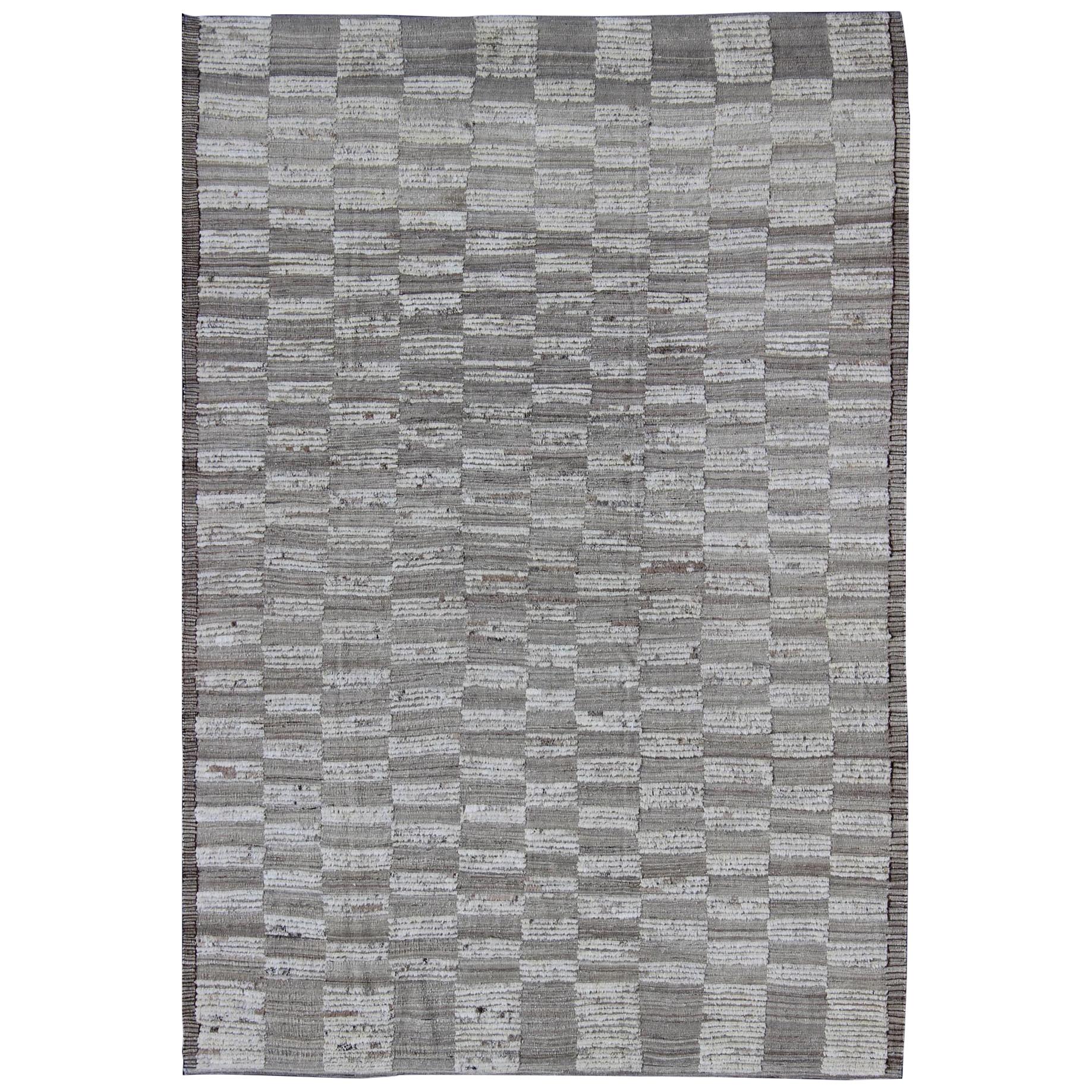 Ungewöhnlicher moderner gedeckter Teppich in Taupe und Grau mit Kombination aus Kelim/Geflechttextur