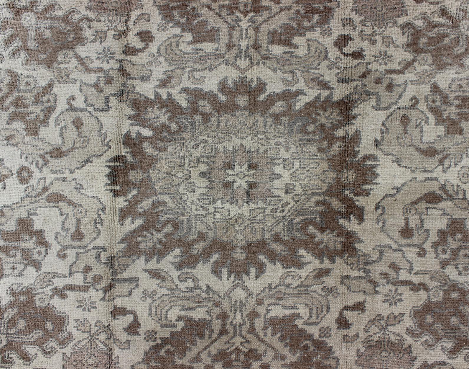 Gedämpfter türkischer Oushak-Teppich mit weichem Taupe, verblasstem Sage und blassem Grau im Angebot 1