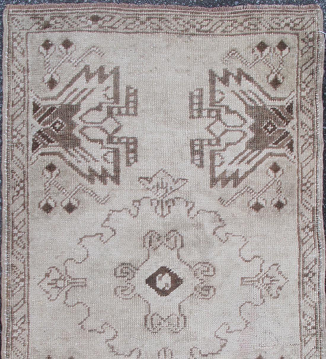 Muted Turkish Oushak Rug with Classic Oushak Design and Soft Colors In Excellent Condition In Atlanta, GA