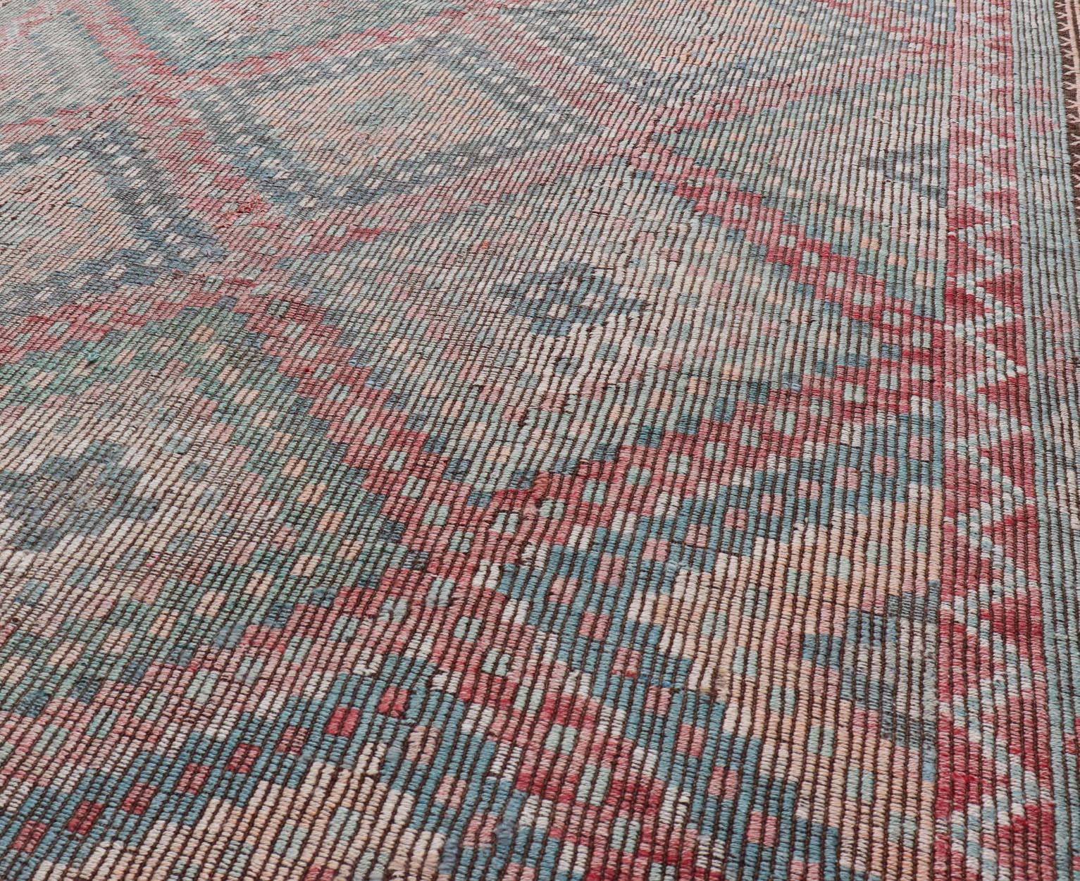 Tapis Kilim turc sourd et brodé vintage avec plusieurs couches de diamants en vente 2