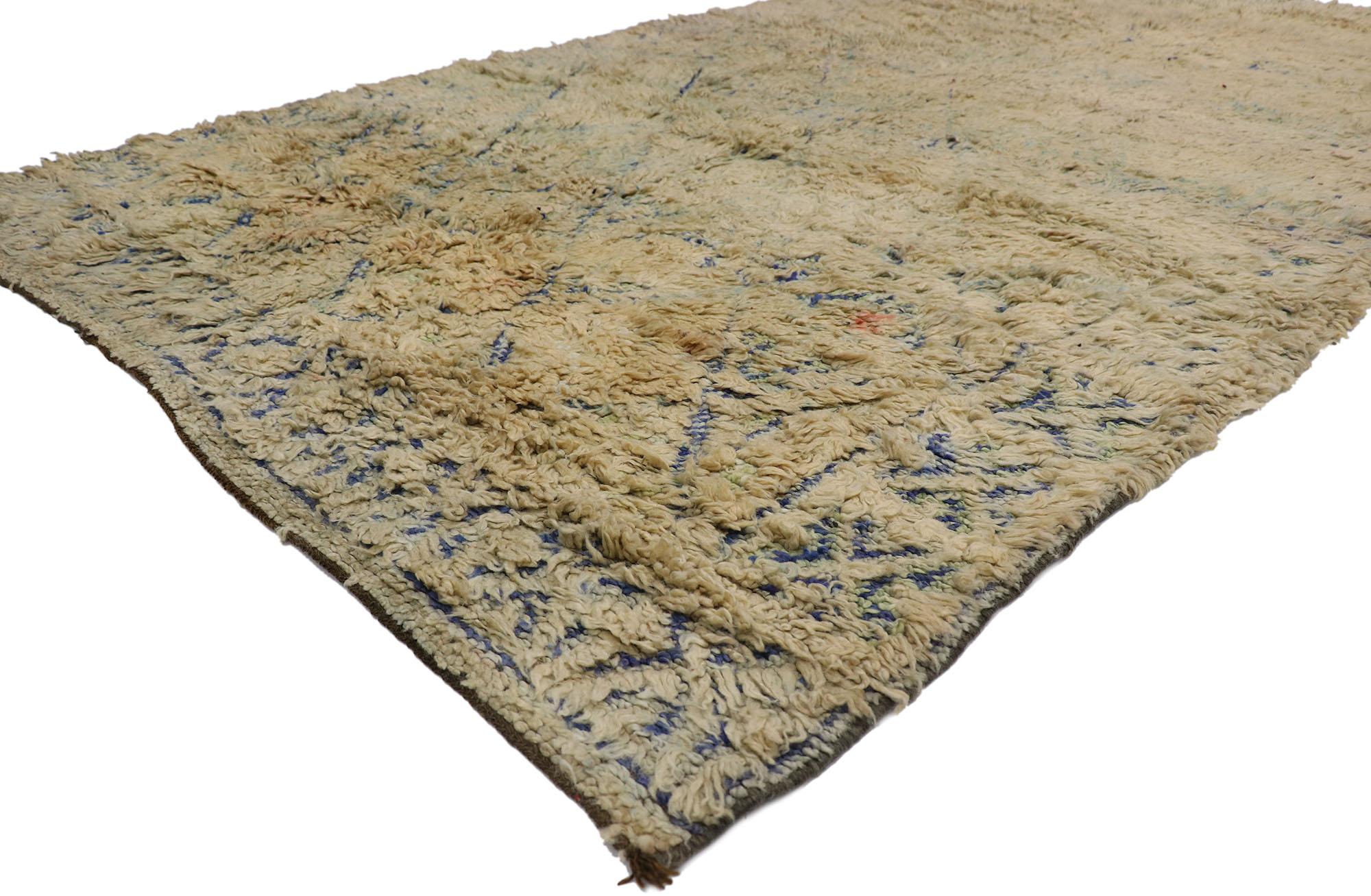 21285 Tapis marocain Vintage Beni MGuild, 05'11 x 10'02.
Le Boho Chic rencontre le style méditerranéen dans ce tapis marocain vintage Beni MGuild en laine nouée à la main. Le motif tribal à peine visible et les couleurs douces et feutrées de cette