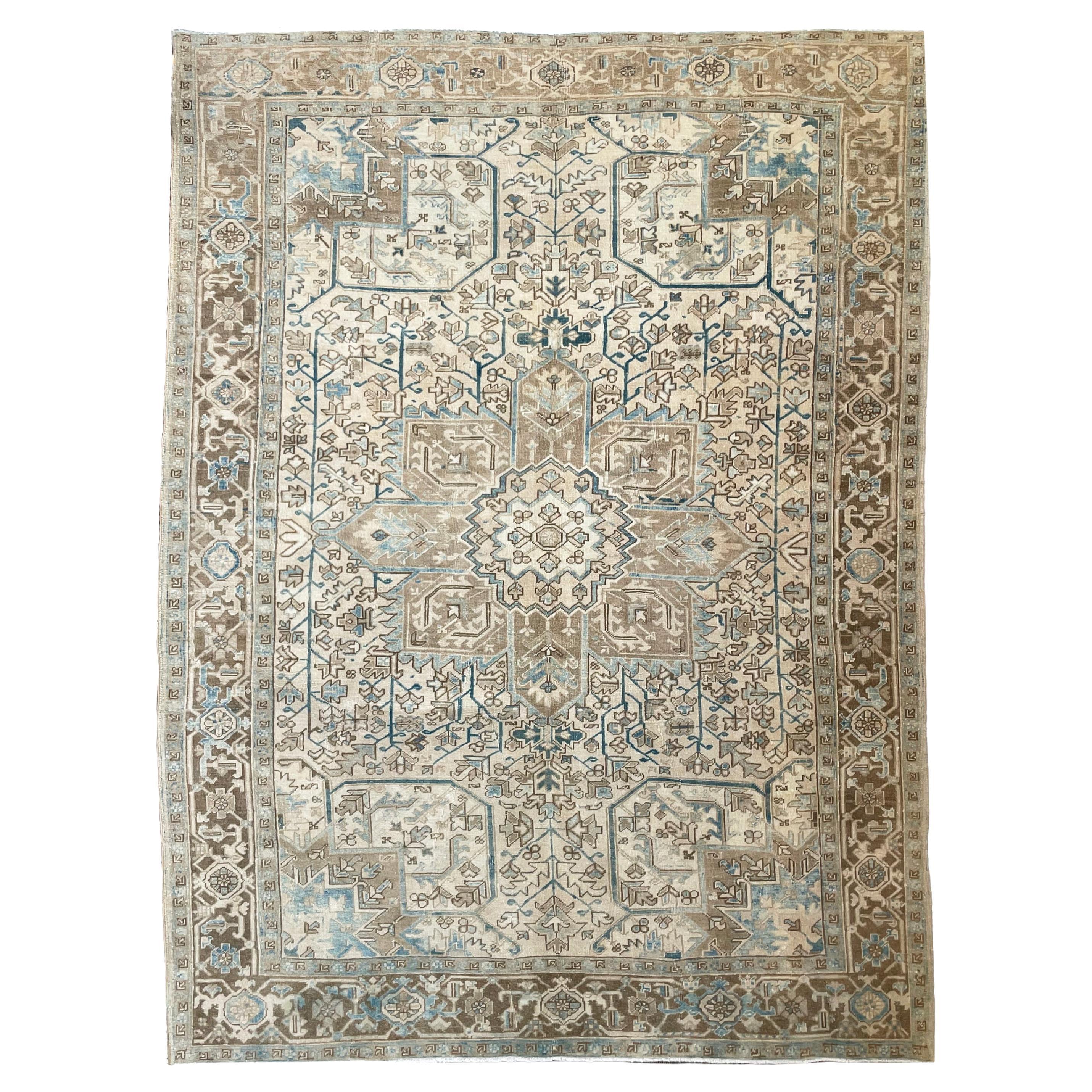 Alfombra Vintage Heriz en tonos fríos costeros con adn terroso, c. 1950 en venta