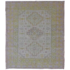 Tapis espagnol vintage soigné avec un élégant motif de trois médaillons et des motifs floraux