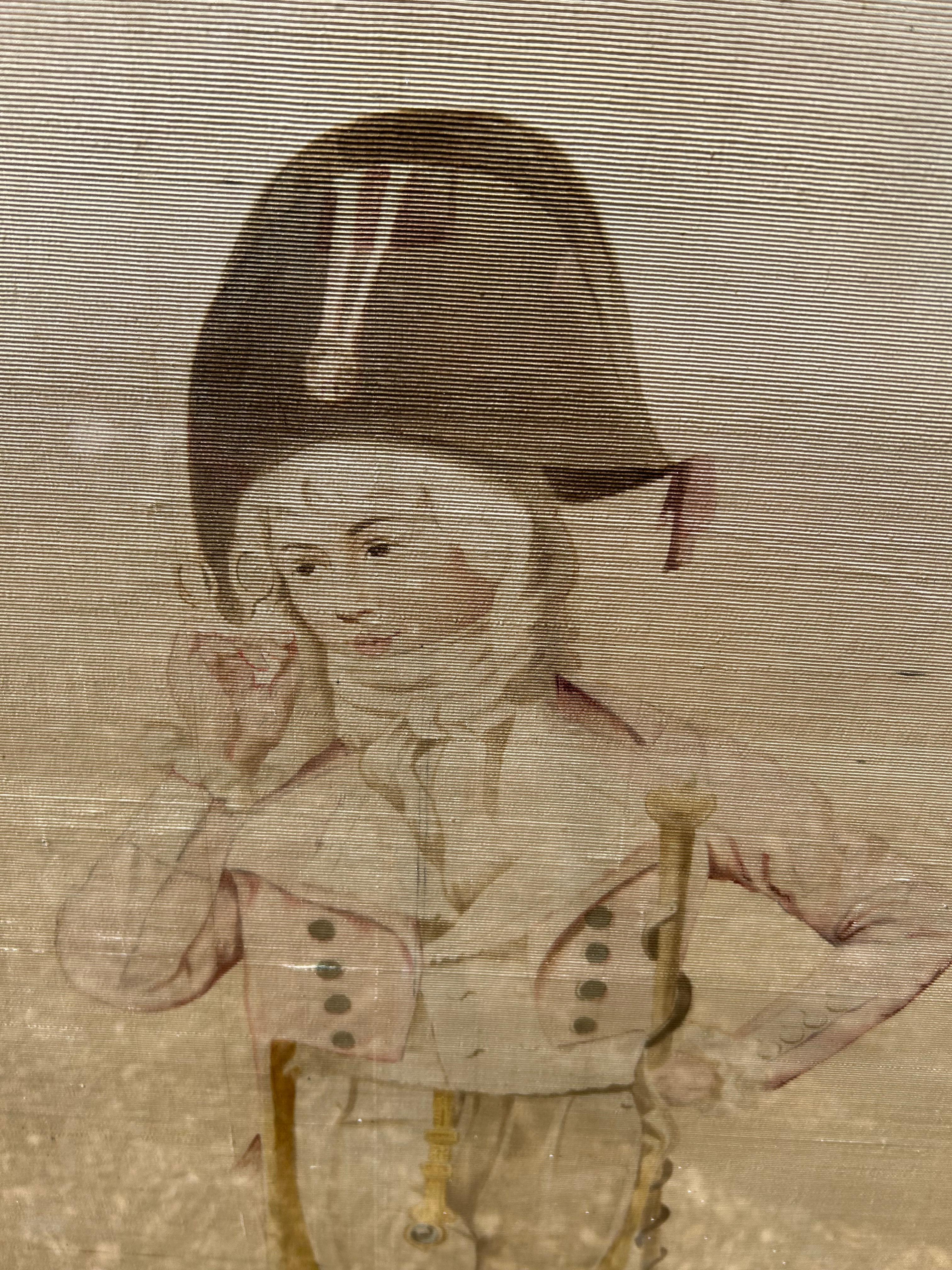 Gedämpftes, elegantes Vintage-Gemälde auf Seide mit einem Napoleon in geknöpfter Jacke und Ballettschuhen.
Der verwitterte Rahmen aus vergoldetem Holz und der Stoff mit einigen Fehlstellen tragen zum Reiz bei.