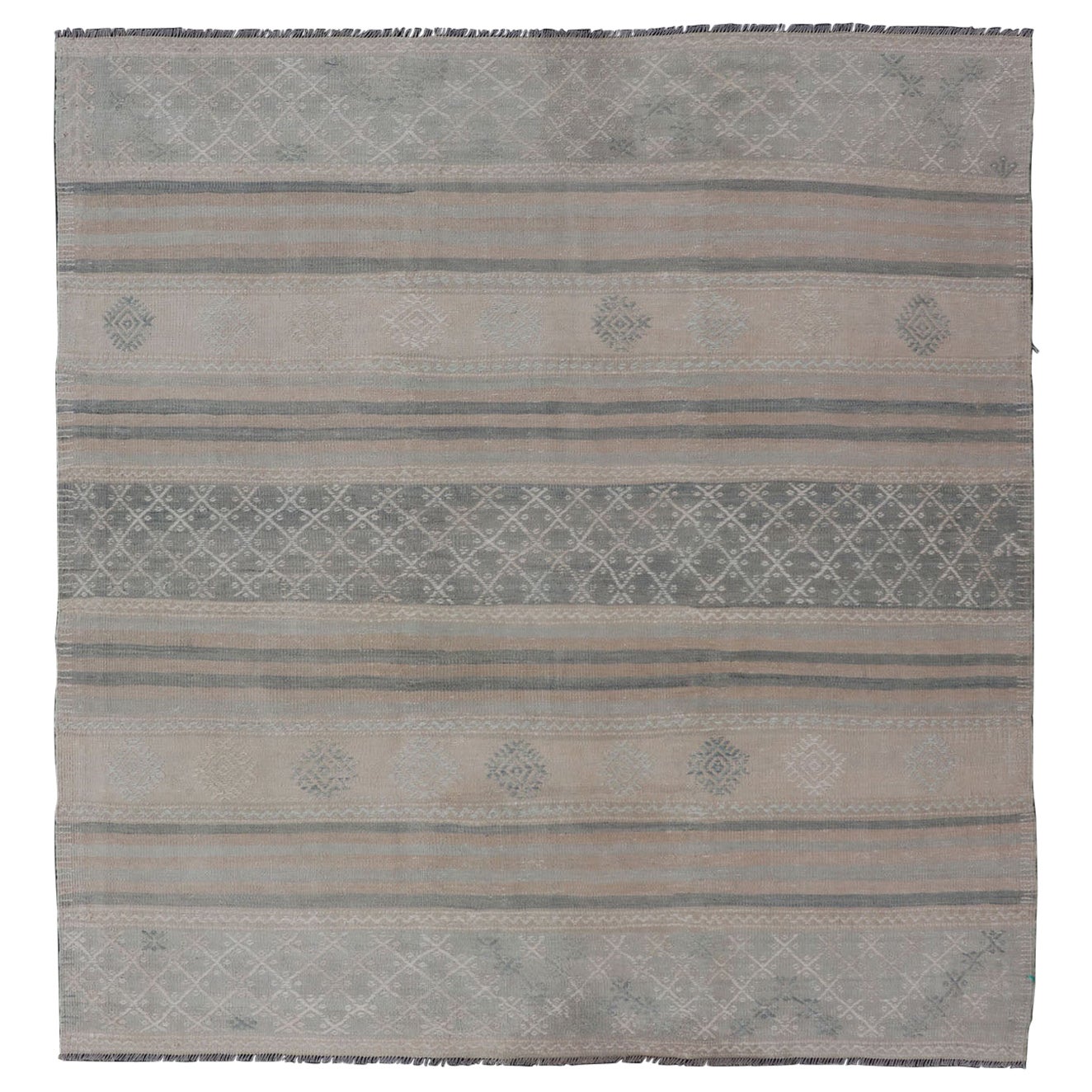 Tappeto Kilim turco vintage a strisce orizzontali e motivi tribali