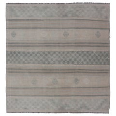 Tappeto Kilim turco vintage a strisce orizzontali e motivi tribali