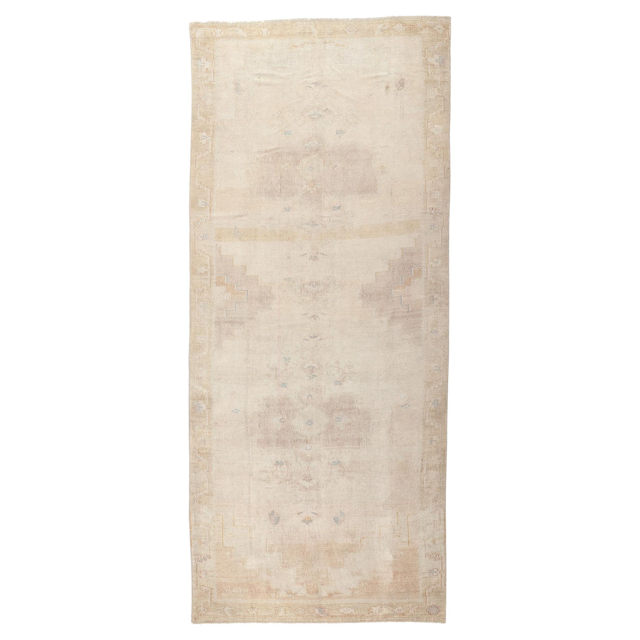 Tapis Oushak turc vintage en sourdine, l'Elegance des tons de terre rencontre le Shibui 