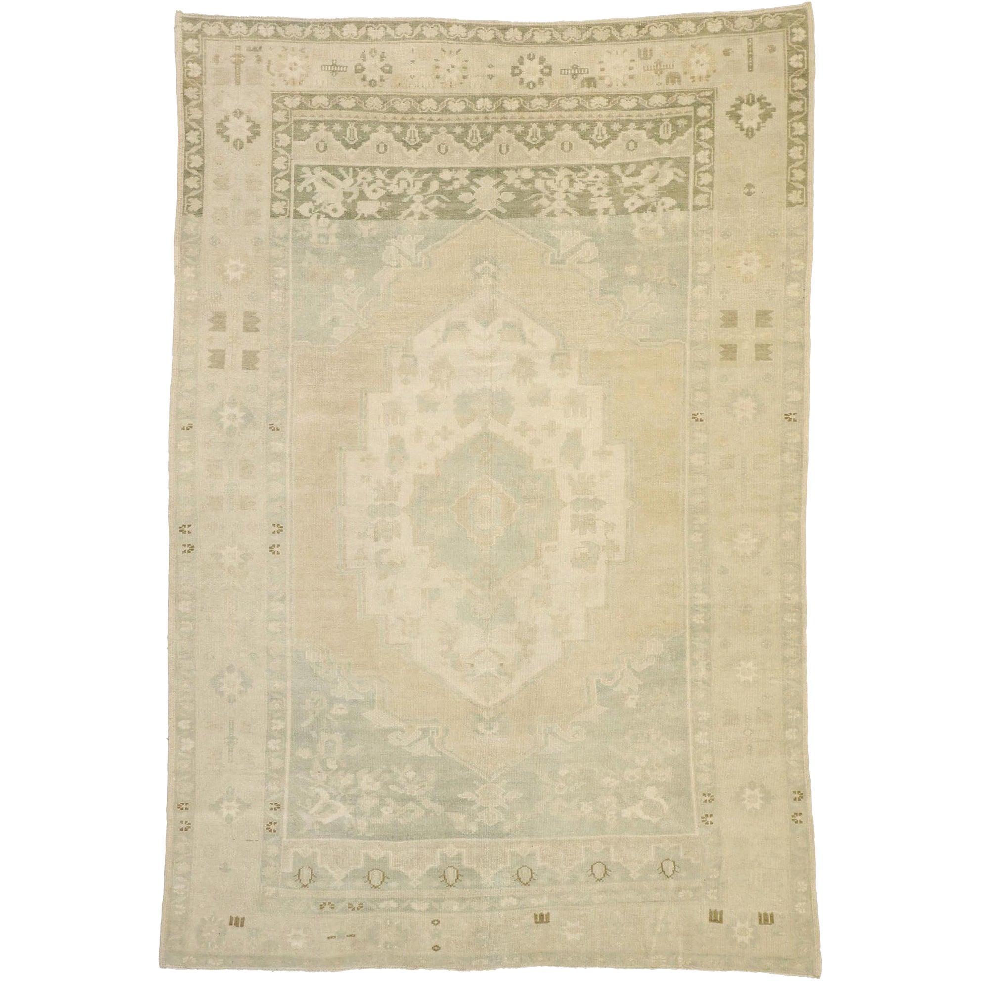 Tappeto vintage turco Oushak con stile missionario monocromatico e tonalità tenui e delicate