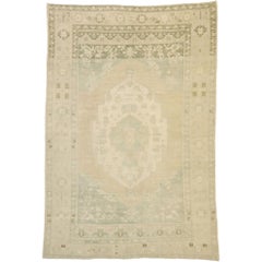 Tappeto vintage turco Oushak con stile missionario monocromatico e tonalità tenui e delicate