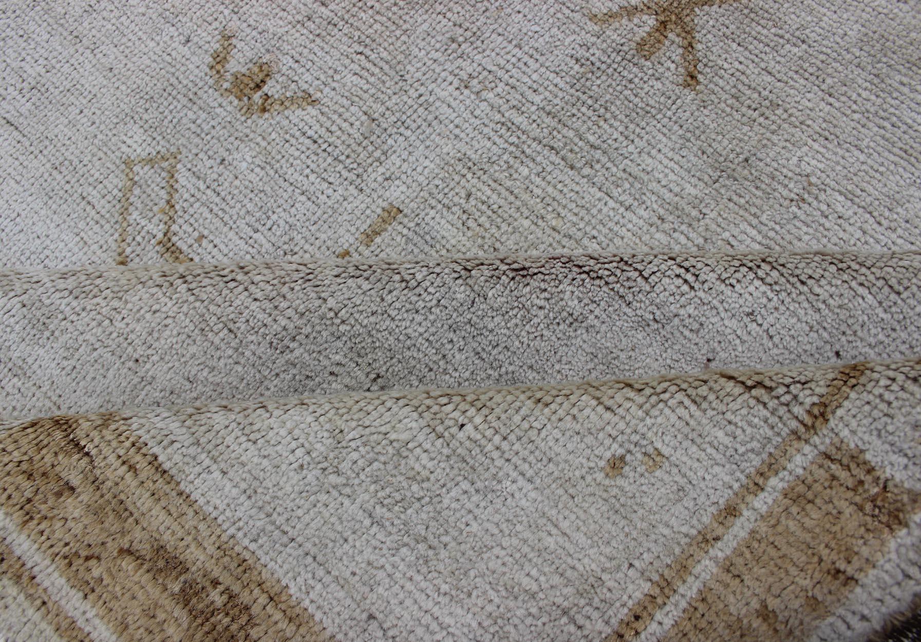 Runner Oushak turco d'epoca con un tenue disegno tribale in vendita 1