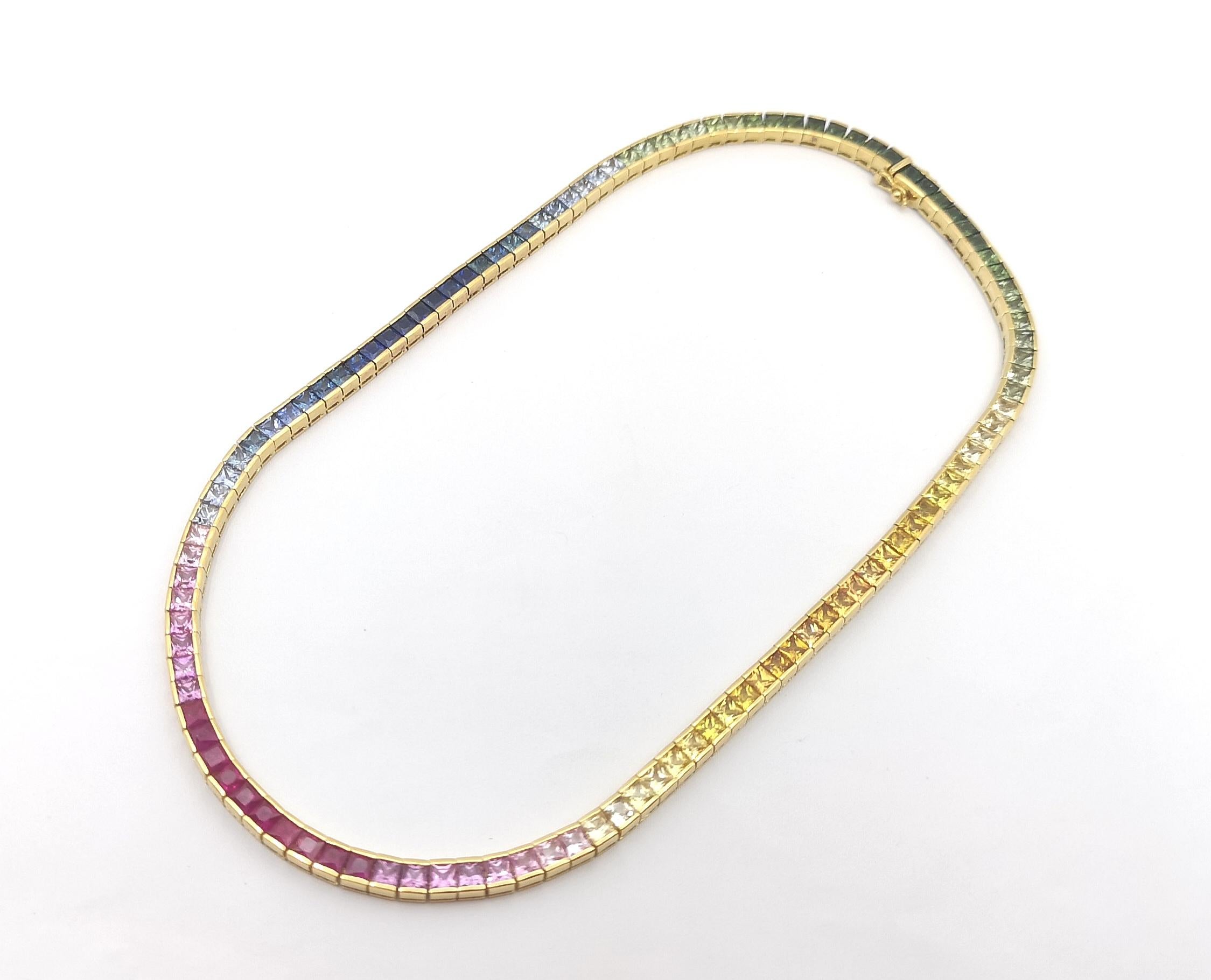 Taglio princess Collana di zaffiri multicolore con montatura in oro 18K in vendita