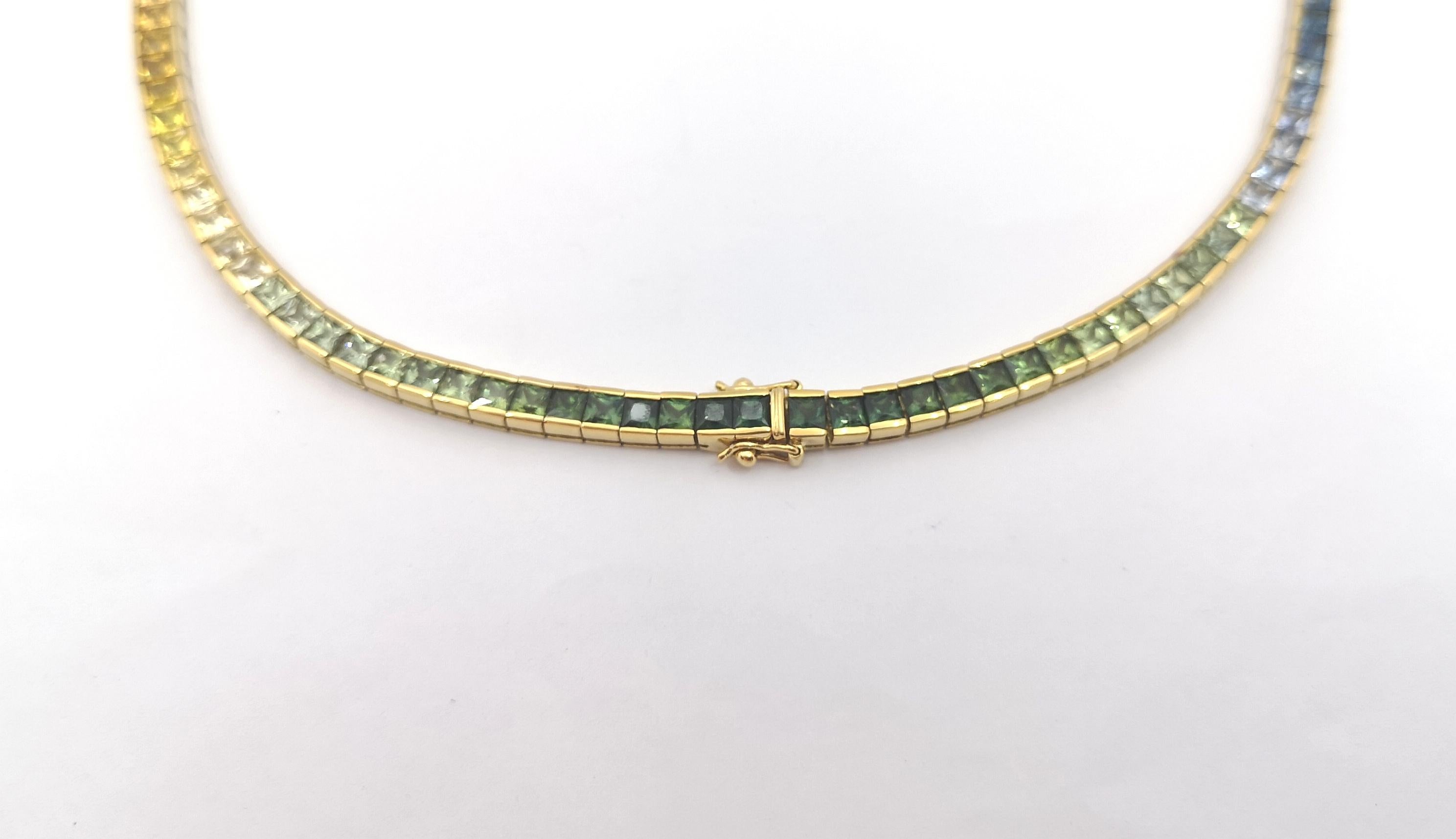 Halskette mit Muti-Color-Saphir in 18 Karat Goldfassungen gefasst im Zustand „Neu“ im Angebot in Bangkok, TH
