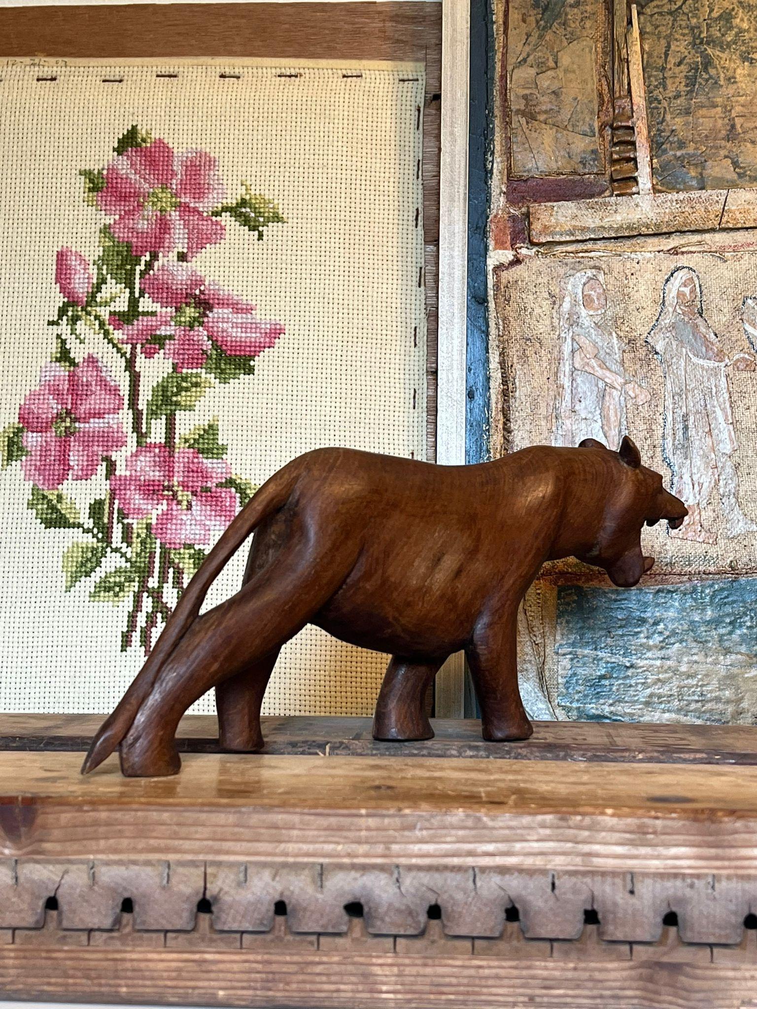 Scultura africana in legno di Mutiso raffigurante una leonessa, senza firma. Il pezzo ha una bella patina e carattere. Vintage Condit come da foto. L'inserzione si riferisce solo all'articolo descritto. Box H9

Dimensioni. 11 