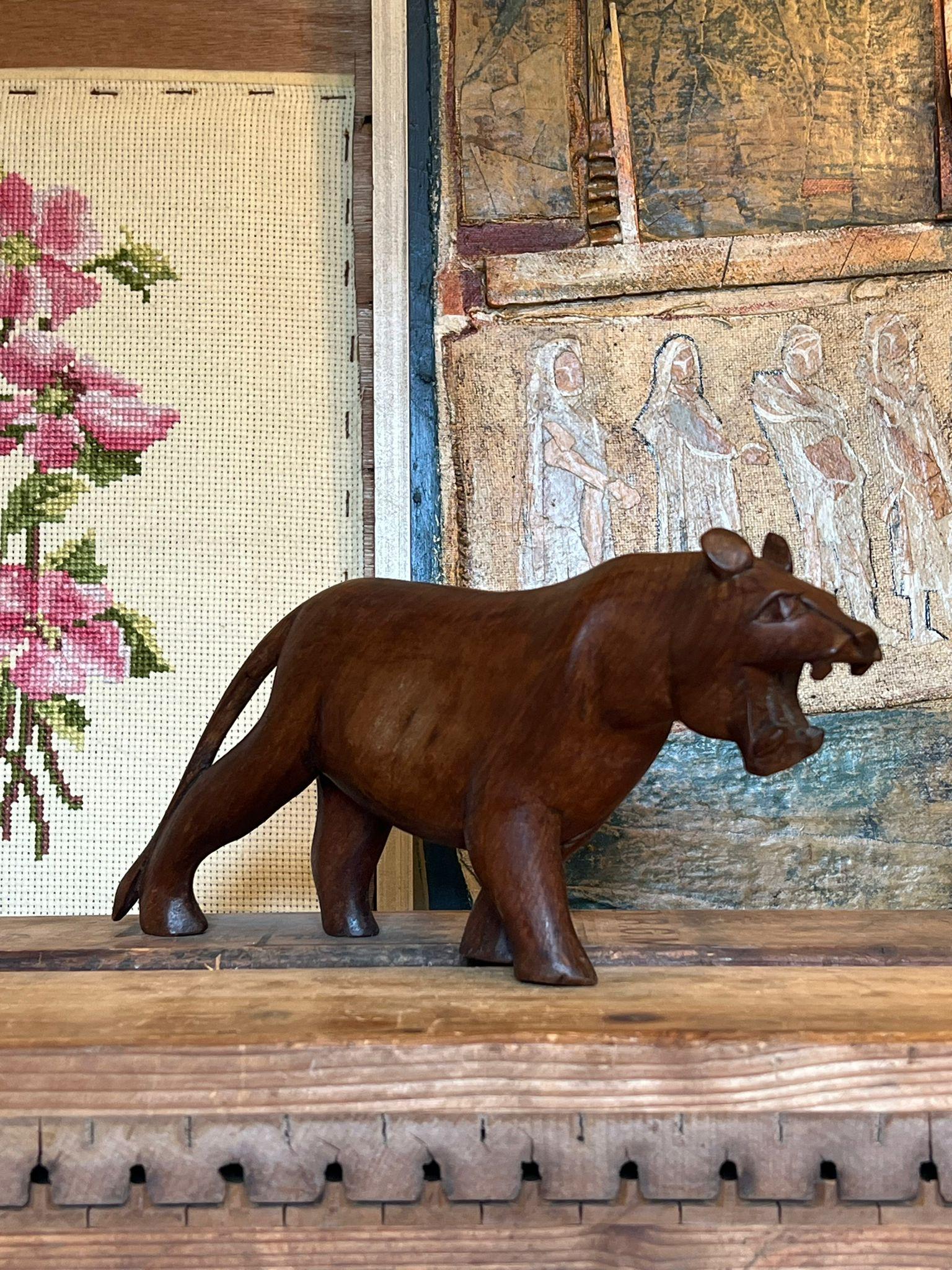 Mid-Century moderno Scultura africana in legno di Mutiso raffigurante una leonessa. in vendita
