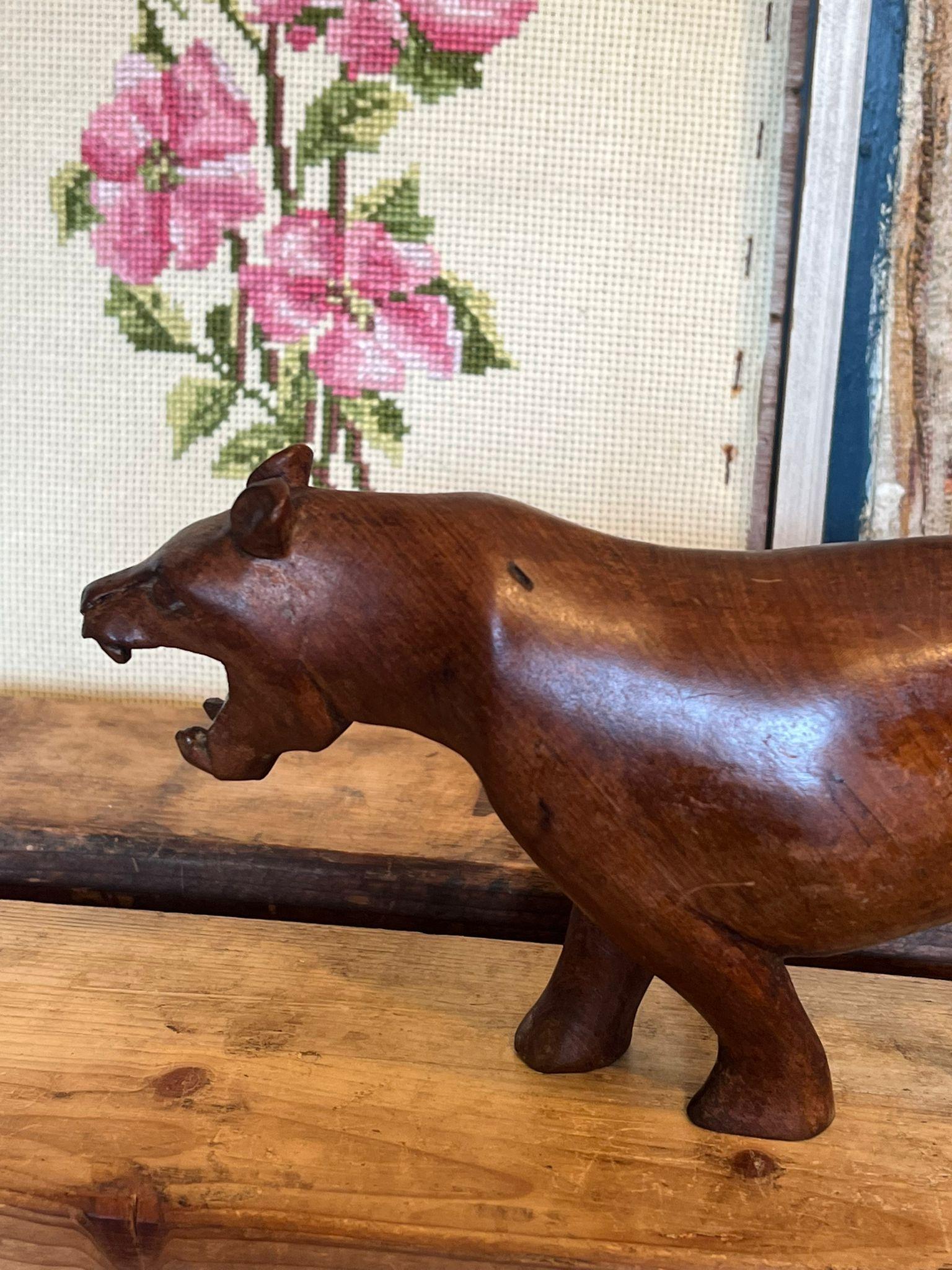 Scultura africana in legno di Mutiso raffigurante una leonessa. In condizioni buone in vendita a Seattle, WA