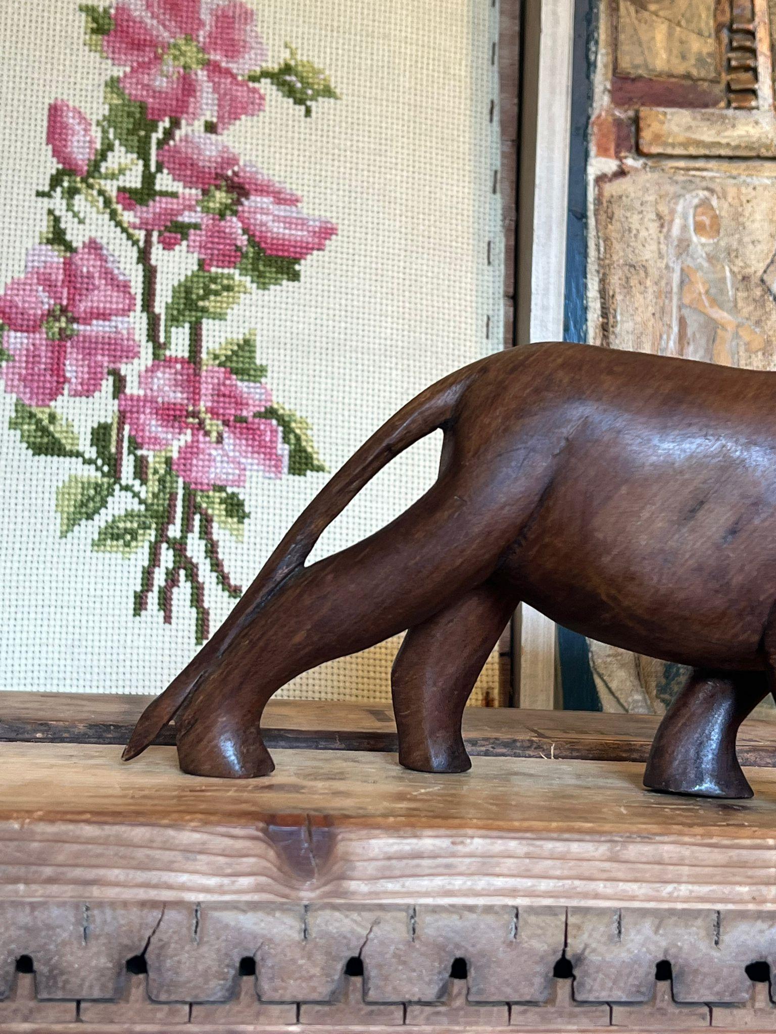 Fine XX secolo Scultura africana in legno di Mutiso raffigurante una leonessa. in vendita