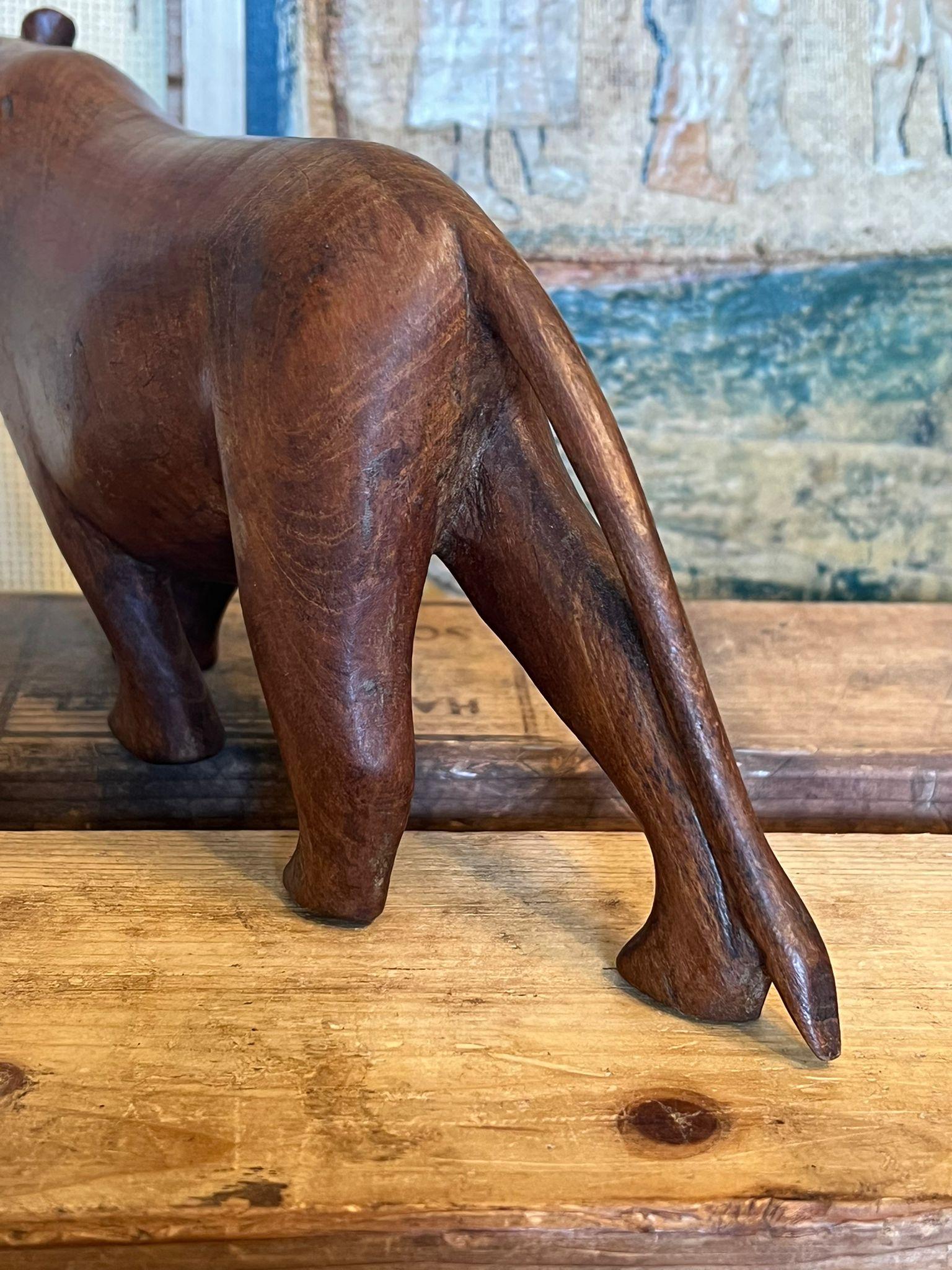 Legno Scultura africana in legno di Mutiso raffigurante una leonessa. in vendita