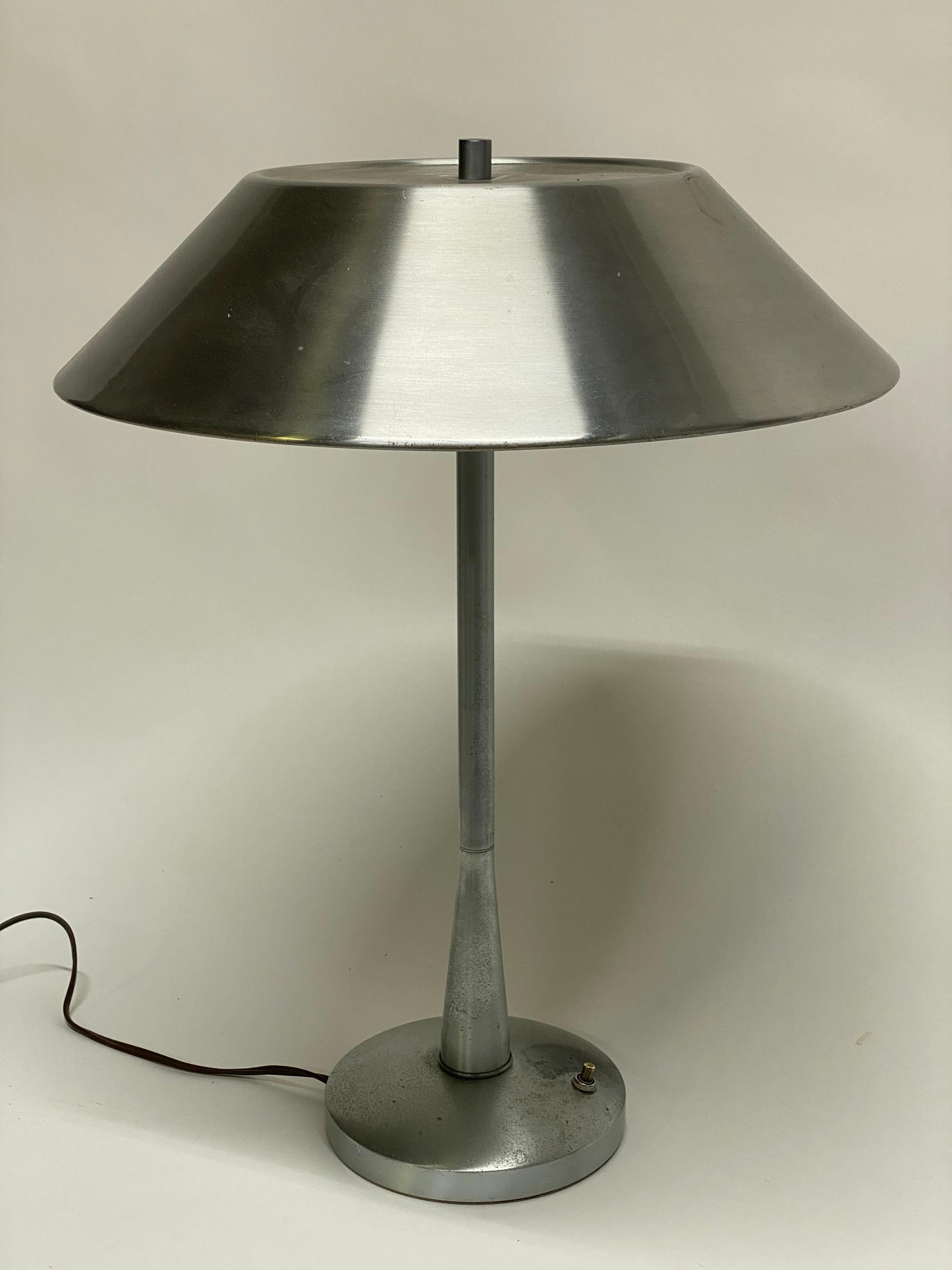 Américain Lampe de bureau Mutual Sunset en aluminium de l'ère de la machine en vente