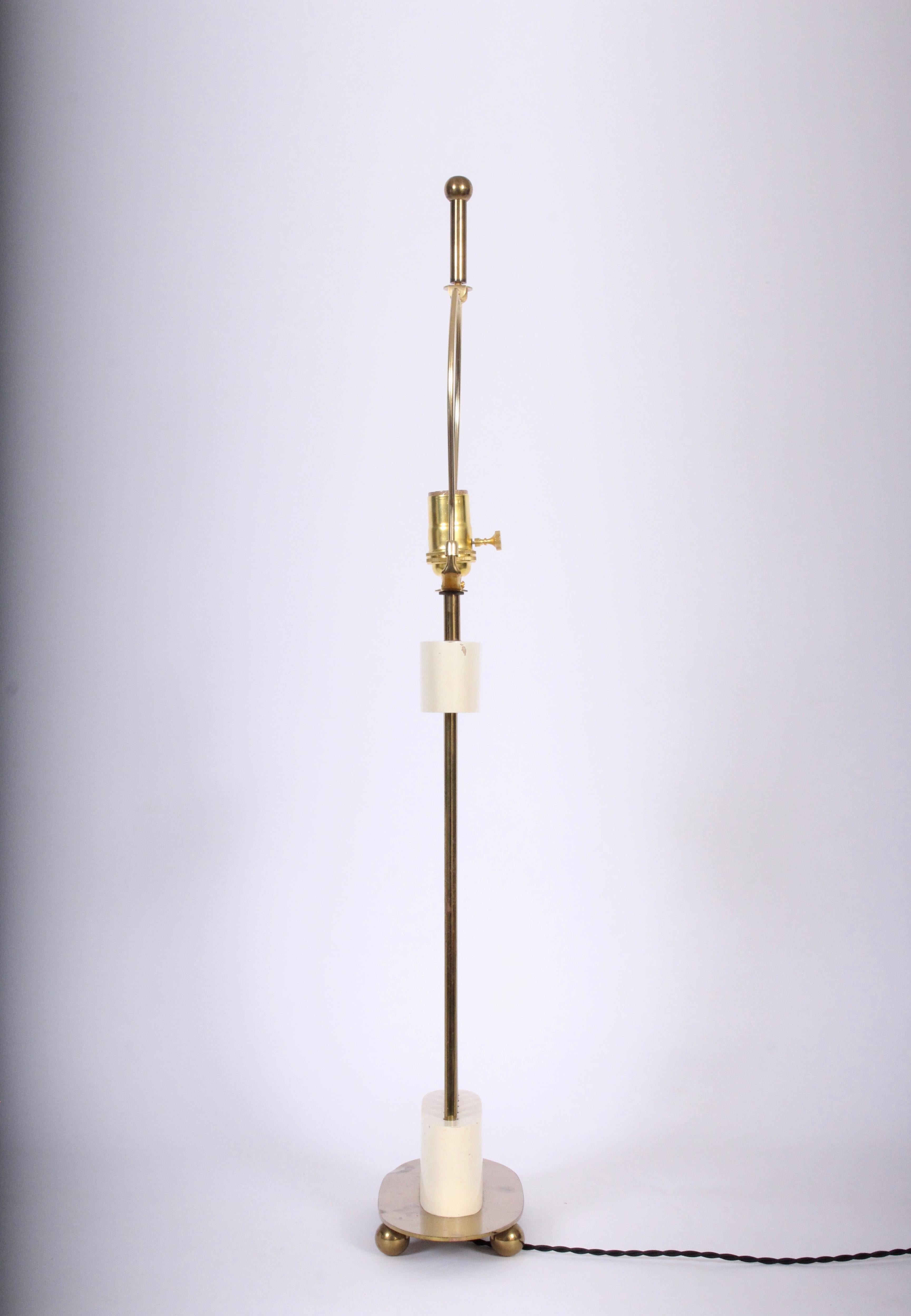 Parzinger Style Mutual Sunset Cream & Brass Spindle Columns Table Lamp, 1950s In Good Condition For Sale In Bainbridge, NY